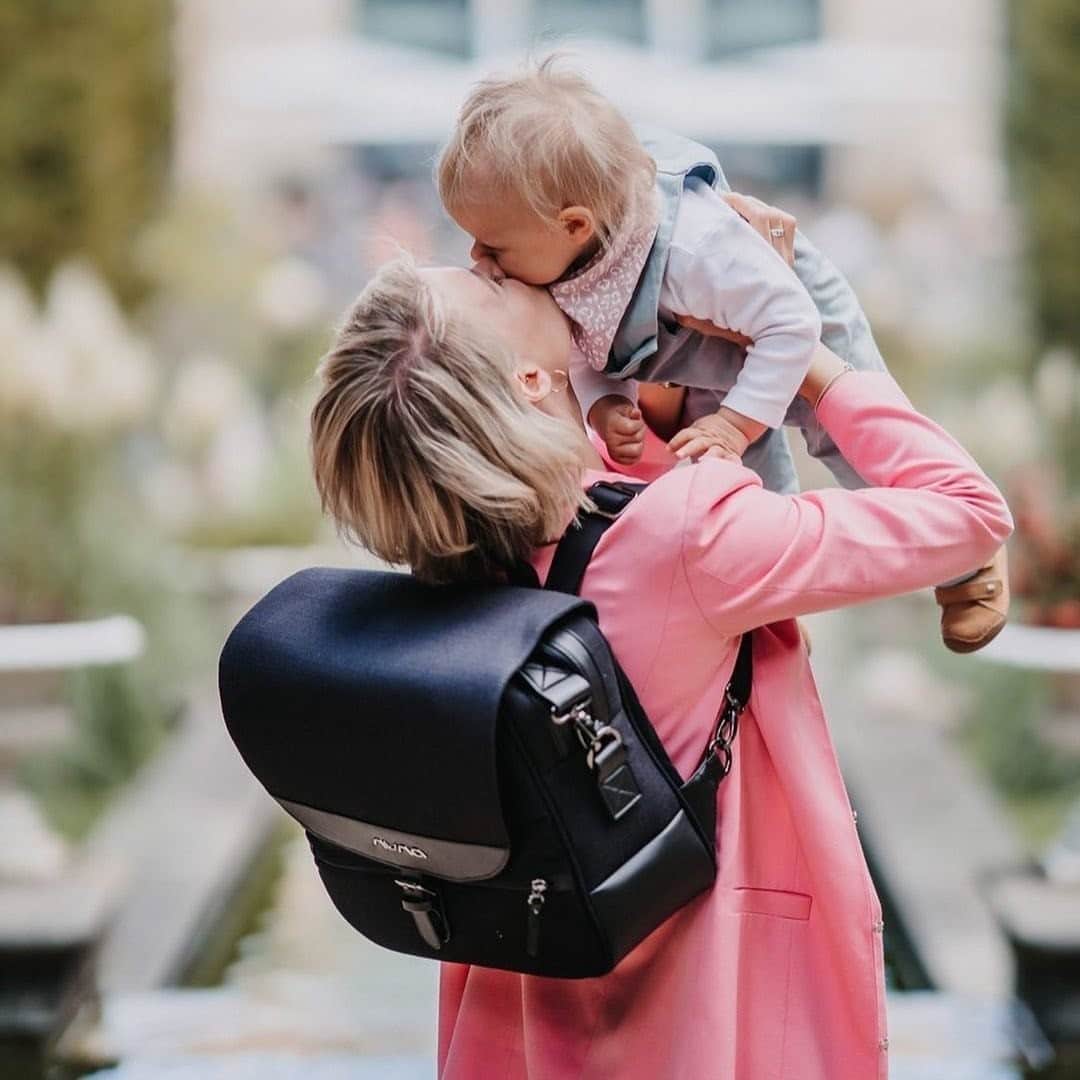 nunaさんのインスタグラム写真 - (nunaInstagram)「Did you know that you can wear our diaper bag in 3 different ways? 😍  Designed to hold all the parenting and personal essentials to keep up with your on-the-go lifestyle, this sleek and stylish diaper bag has multiple compartments to hold it all and includes a insulated 🍼 bag + a changing pad clutch with additional compartments to hold extra diapers and wipes for easy access during that inevitable diaper change!   Wear it over the shoulder, cross-bodied or as a backpack! Choose the one that fits your lifestyle and carry it all! 🙌」1月28日 5時01分 - nuna_usa