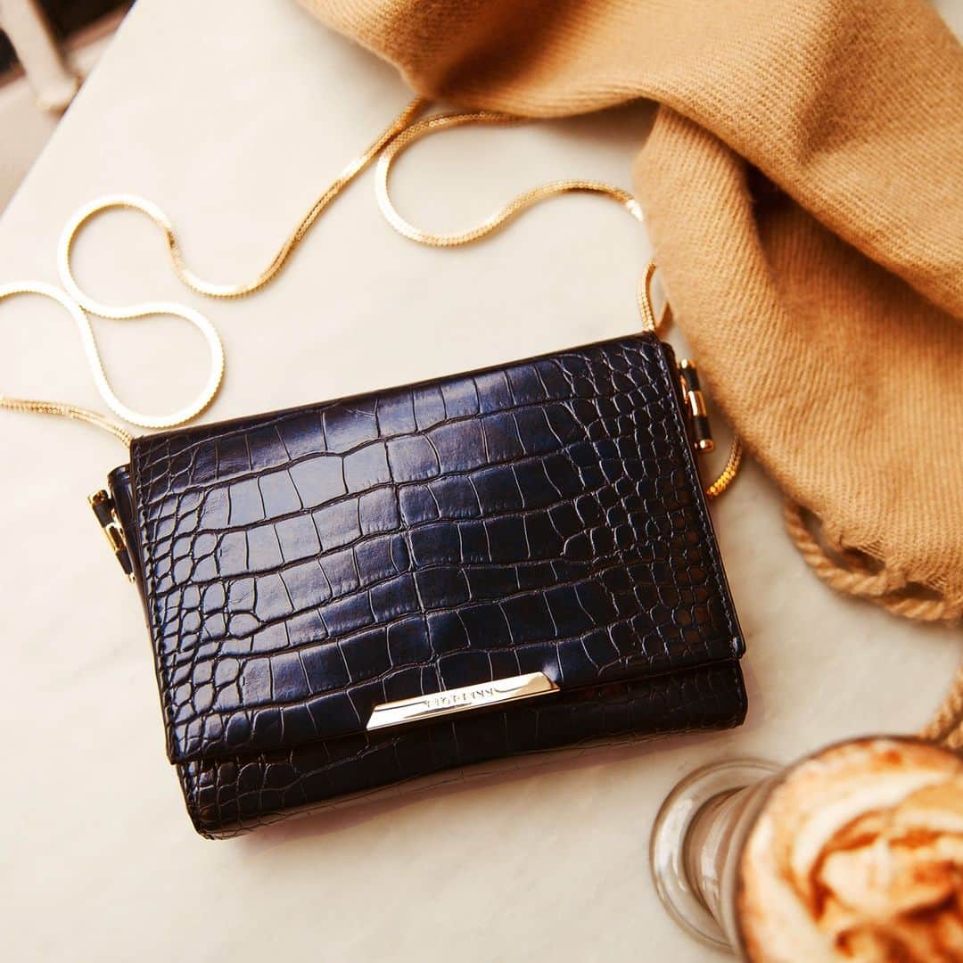 のインスタグラム：「The Mariah crossbody has been elevated in a vegan croc finish - the luxe navy hue and gold chain detailing make this silhouette elegant and understated. Use NEW30 at the checkout for 30% off New In styles 👌  #FiorelliBags #VeganFashion #VeganAccessories」