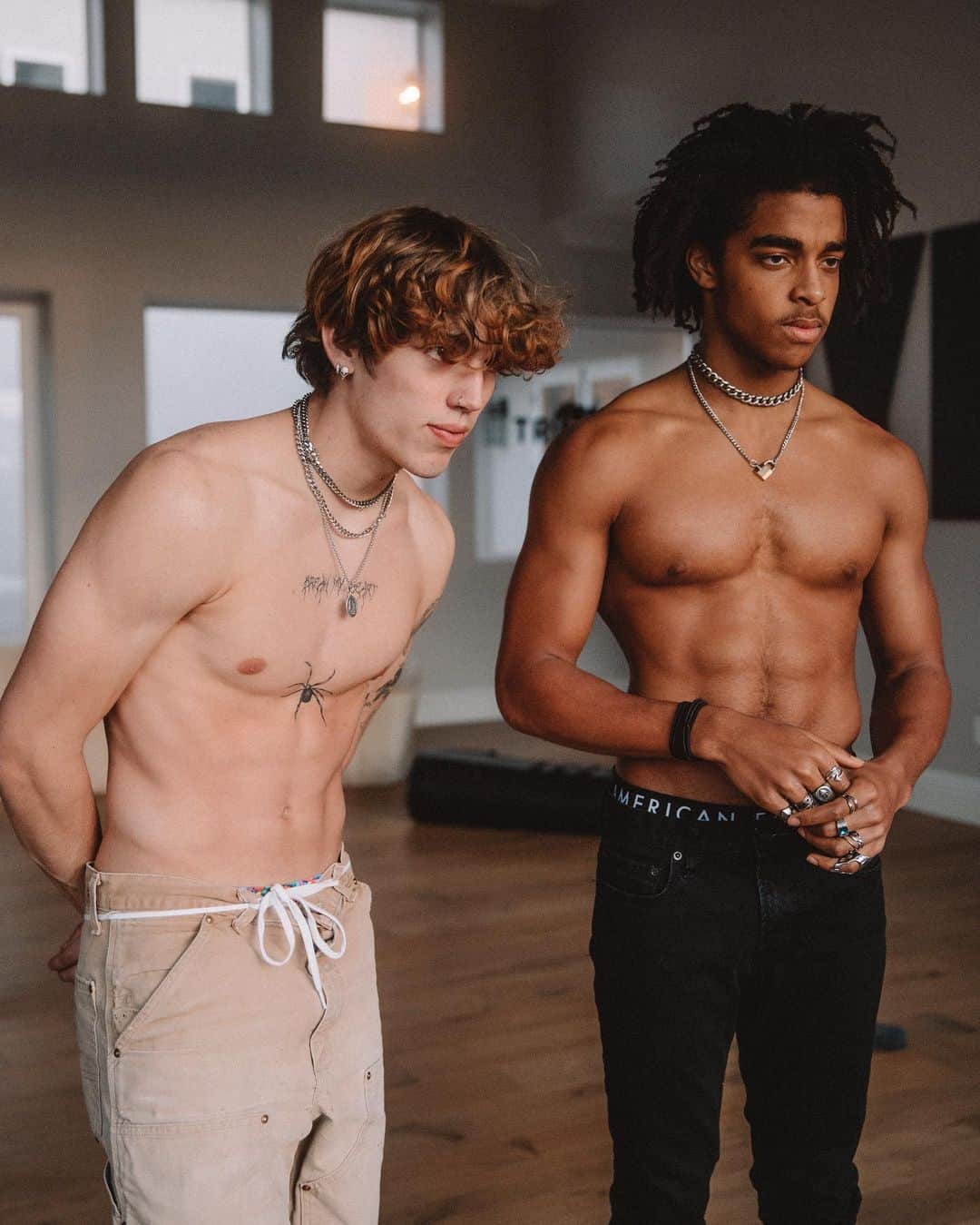 Bryant Eslavaのインスタグラム：「/ VINNIE x JEAN 🕷 • behind the scenes- making some videos 🤳」