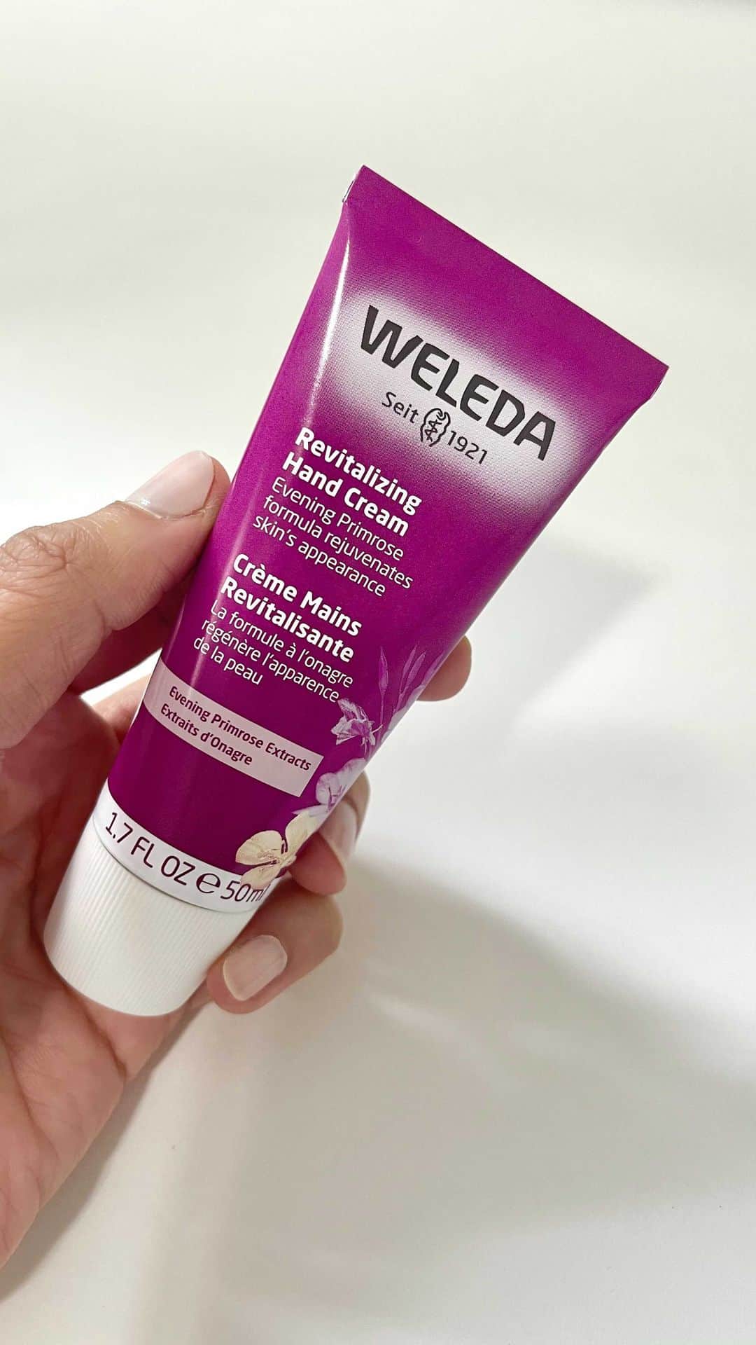 Weledaのインスタグラム：「Your hands deserve some love this winter season ! Here is a DIY at home hand mask from @stephstonenails to keep them moisturized! #weledaskin」