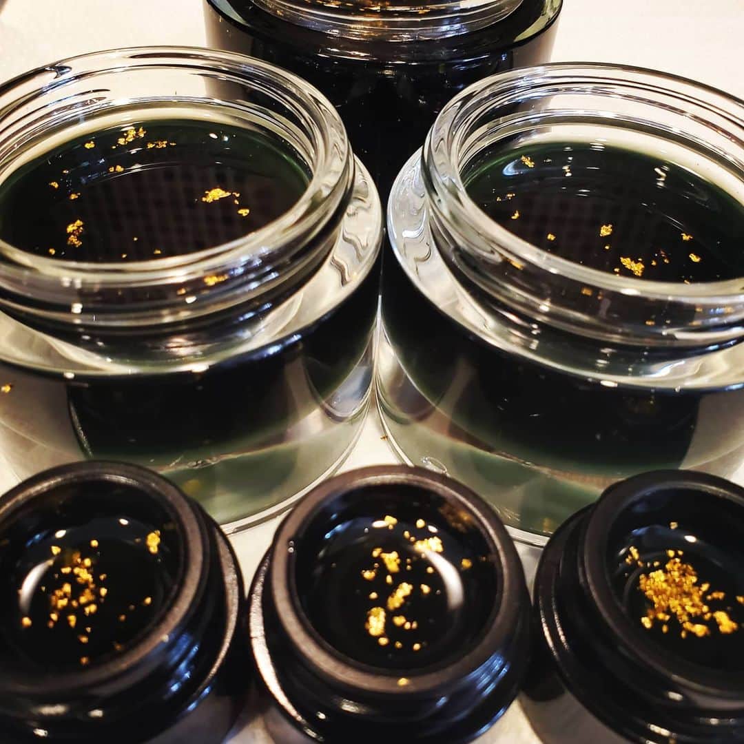 のインスタグラム：「GASOLINE GLAMOUR X SCORPION +  NEW GASOLINEGLAMOUR.COM LAUNCHING 2021  #ORGANIC #ORGANICSKINCARE #VEGAN #VEGANSKINCARE #CLEANSKINCARE #GREENBEAUTY #CRUELTYFREE #ECOBEAUTY #NONTOXIC #CANDLES  #PERFUME #SKINCARE  #EMPIRE #IDONTQUIT #BURYYOURDOUBTS #OFTENIMITATEDNEVERDUPLICATED #WOMAN #FIGHTER #TRUEGRIT  #TRYME  #THEONLYLAWISSURVIVAL #PLAYFORBLOOD #DONTTAKEANYSHIT  #LOVERULES #RAREFIND #THEONEYOUFEED  #GASOLINEGLAMOUR #GASOLINEGLAMOURXSCORPION #SCORPIONPOWER #ITSNOTBRAGGINGIFYOUCANBACKITUP 🦂🖤👑♠️⚡💎 GUTSY POWERFUL HONEST CLEAN CRUELTY FREE VEGAN SKINCARE 4EVERYONE SMALL BATCH HANDMADE IN LA  PERFUME BLUE」