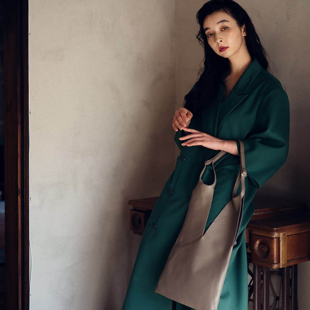 ADINA MUSEのインスタグラム：「2021 spring collection "Less is More"	  item:V WASH TOTE MADE IN JAPAN product number:JE1102M color:TAUPE price:￥21,000⁺TAX    photo:@artratio     #adinamuse#adinamusebag#アディナミューズ#アディナミューズバッグ#VWASHTOTEMADEINJAPAN#ヒーコ#21ss#lessismore」