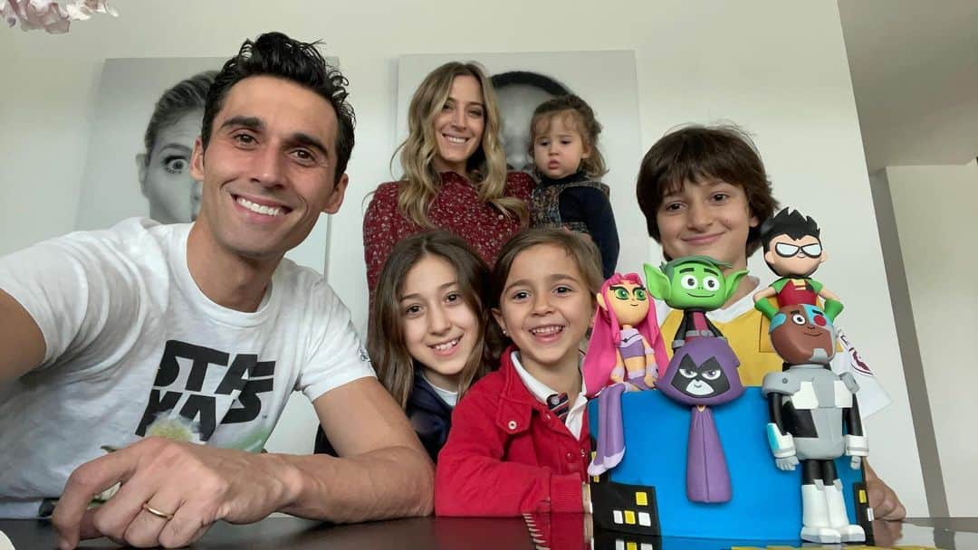 アルバロ・アルベロアのインスタグラム：「Mi princesa espartana cumple 5 añitos y no se me puede caer más la baba con ella. 🥰🎂🎉 ¡Te quiero 3000, pequeña! #Vega」
