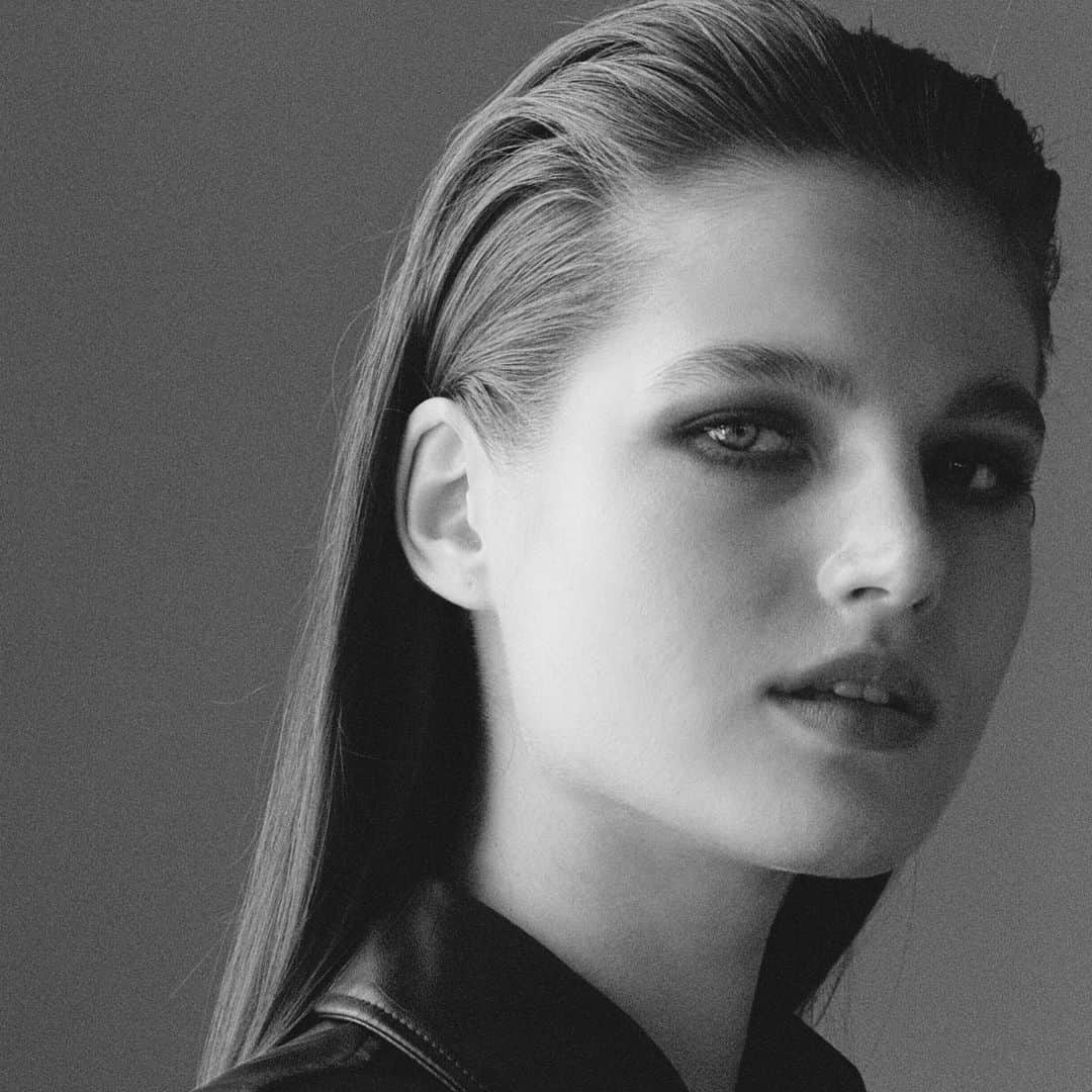 Anna Lylesのインスタグラム：「Some technical hair love. Structured top brushed back through to soft lengths. Very streamlined, coiffed. reminiscent of a favorite Versace show I assisted backstage in Milan. @dariakorchina shot by @heathergildroy @stephanienicolesmith #annalylesgots」
