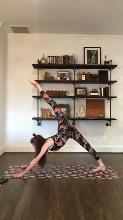 Saks Fifth Avenueのインスタグラム：「Break a sweat with @katieboren1 20-minute mood-boosting routine!」