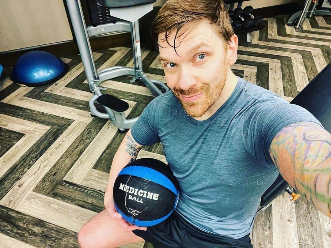Shinedownさんのインスタグラム写真 - (ShinedownInstagram)「It’s Wednesday and it’s time to workout! No excuses people... Get up and get a move on!!! 💪 It’s time to prioritize YOU.  Shoutout to my boys @platinumathletics @bobbylevsey @fit2.mpower and @proeatsllc for giving me the knowledge I need to take my mental and physical health to the next level 🤙.」1月28日 5時28分 - shinedown