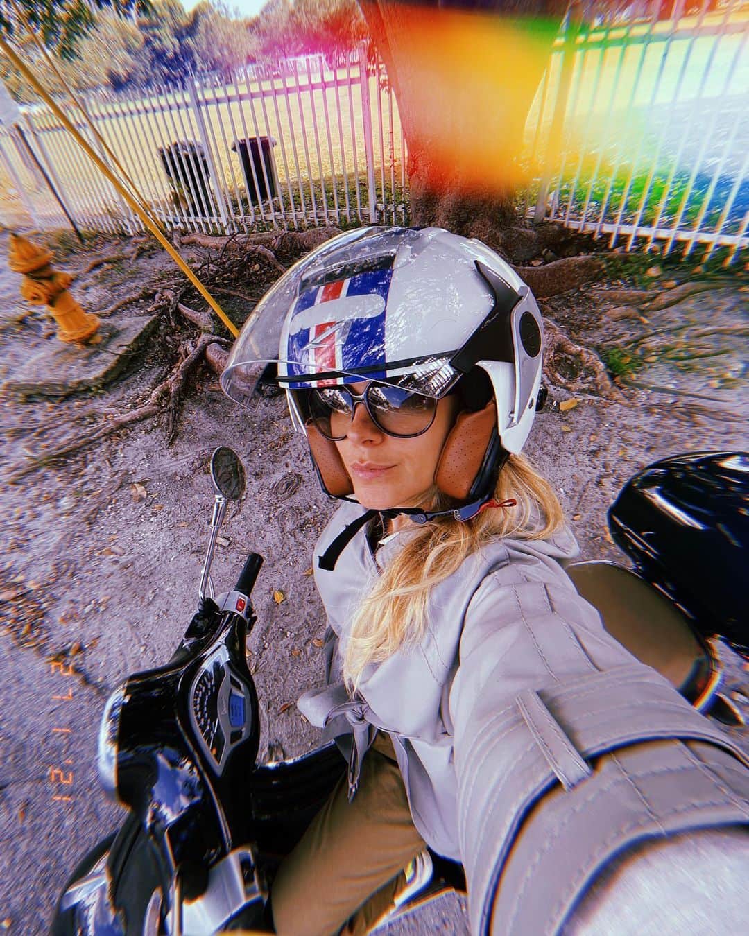カロライナディークマンのインスタグラム：「também conhecida como: a mina da moto! 😝🛵」