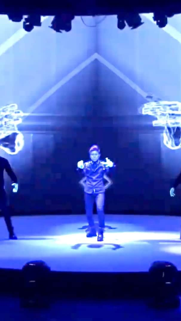 XTRAPのインスタグラム：「🛸Finger & tutting to the future. Realtime mapping dance. ----﻿ 📲XTRAP REEL📲﻿ ----﻿ 🛠Choreograph by XTRAP﻿ @zange_xtrap ﻿ @ryoga_xtrap ﻿ @kenshin_xtrap﻿  with Heart-s inc. ----﻿ #operate #geometric #robot﻿ #Tutting #振付 #タット振付 #ダンス動画 #XTRAP #handdance #ダンス #flowart #fingertutting #light #動画制作 #creative #fingerdance #puzzledance #asia #japan #kaleidoscope #タットダンス #japan #move #future #projectionmapping #tuttingchoreography #tiktok #performanceart #dance #パズルダンス #Choreograph」