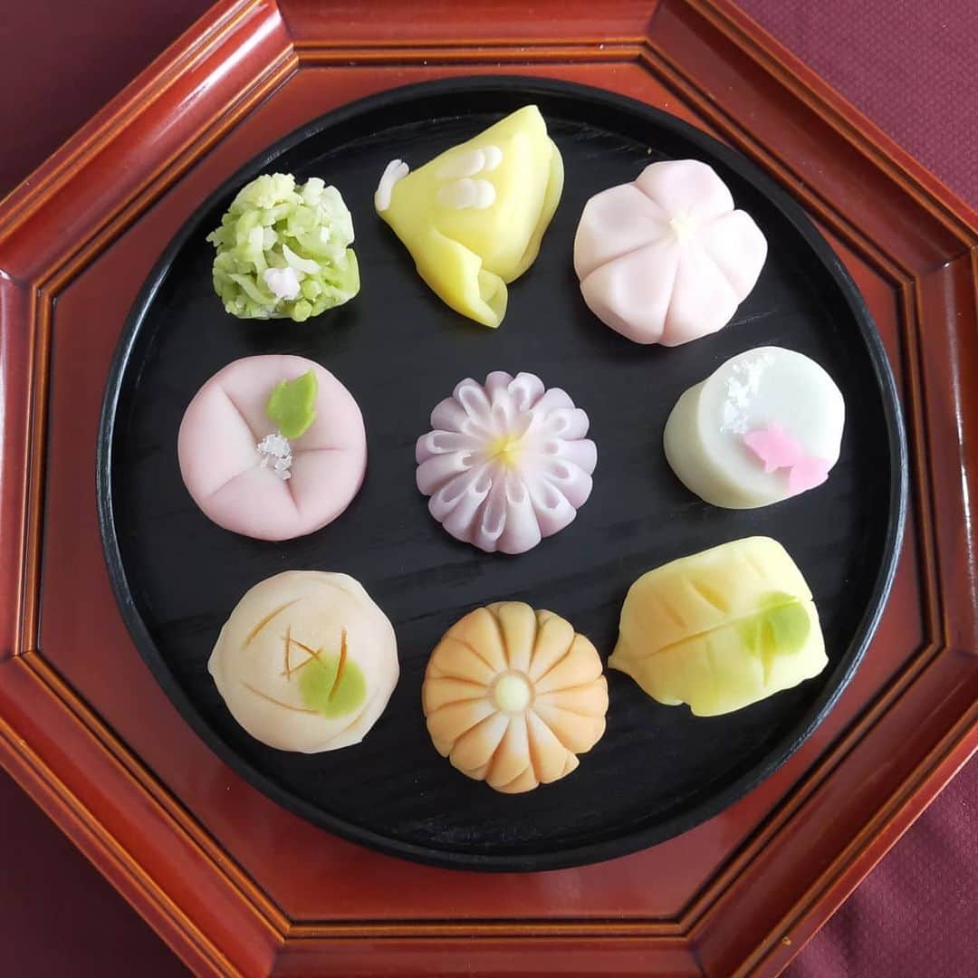 宮森セーラさんのインスタグラム写真 - (宮森セーラInstagram)「ほっと一息つきたいときに。 上生菓子でひとやすみは如何ですか🍵✨  今日はみっちり和菓子漬け🍡🌸  桜餡・梅餡・かぼちゃ餡・抹茶餡に挑戦です！！  作ってる最中から いい香りが漂っていてお腹すいちゃいました（笑）  Twitterでは1枚目しか載せてませんが、インスタではちょっと寄り目で！！✨  葉っぱに虫食いの穴があいているのがお気に入りです😊😊  今から食べるのが楽しみだなー✨  #宮森セーラ #宮森セーラはいいぞ #女優 #生島企画室 #和菓子作り #和菓子屋みやもり #手作りお菓子 #手作り和菓子 #おうちで和菓子 #和菓子好きな人と繋がりたい #和菓子 #日本 #伝統  #ねりきり #練り切り #お茶に合う #上生菓子 #フォロー大歓迎 #wagashi #japan #nerikiri #japanesesweets #japanesefood #kawaii #kirei #cute #followme」1月27日 20時38分 - sela_miyamori