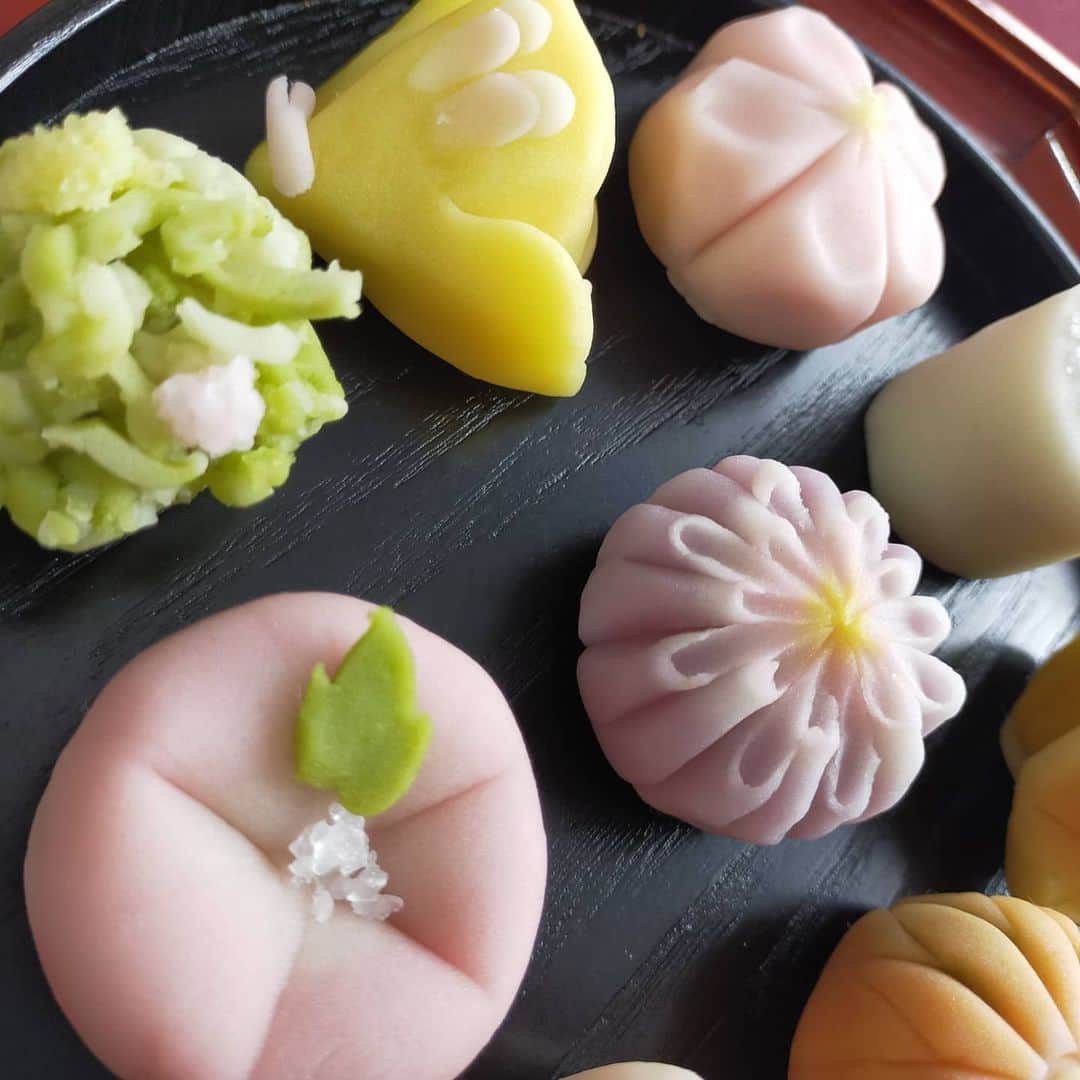 宮森セーラさんのインスタグラム写真 - (宮森セーラInstagram)「ほっと一息つきたいときに。 上生菓子でひとやすみは如何ですか🍵✨  今日はみっちり和菓子漬け🍡🌸  桜餡・梅餡・かぼちゃ餡・抹茶餡に挑戦です！！  作ってる最中から いい香りが漂っていてお腹すいちゃいました（笑）  Twitterでは1枚目しか載せてませんが、インスタではちょっと寄り目で！！✨  葉っぱに虫食いの穴があいているのがお気に入りです😊😊  今から食べるのが楽しみだなー✨  #宮森セーラ #宮森セーラはいいぞ #女優 #生島企画室 #和菓子作り #和菓子屋みやもり #手作りお菓子 #手作り和菓子 #おうちで和菓子 #和菓子好きな人と繋がりたい #和菓子 #日本 #伝統  #ねりきり #練り切り #お茶に合う #上生菓子 #フォロー大歓迎 #wagashi #japan #nerikiri #japanesesweets #japanesefood #kawaii #kirei #cute #followme」1月27日 20時38分 - sela_miyamori