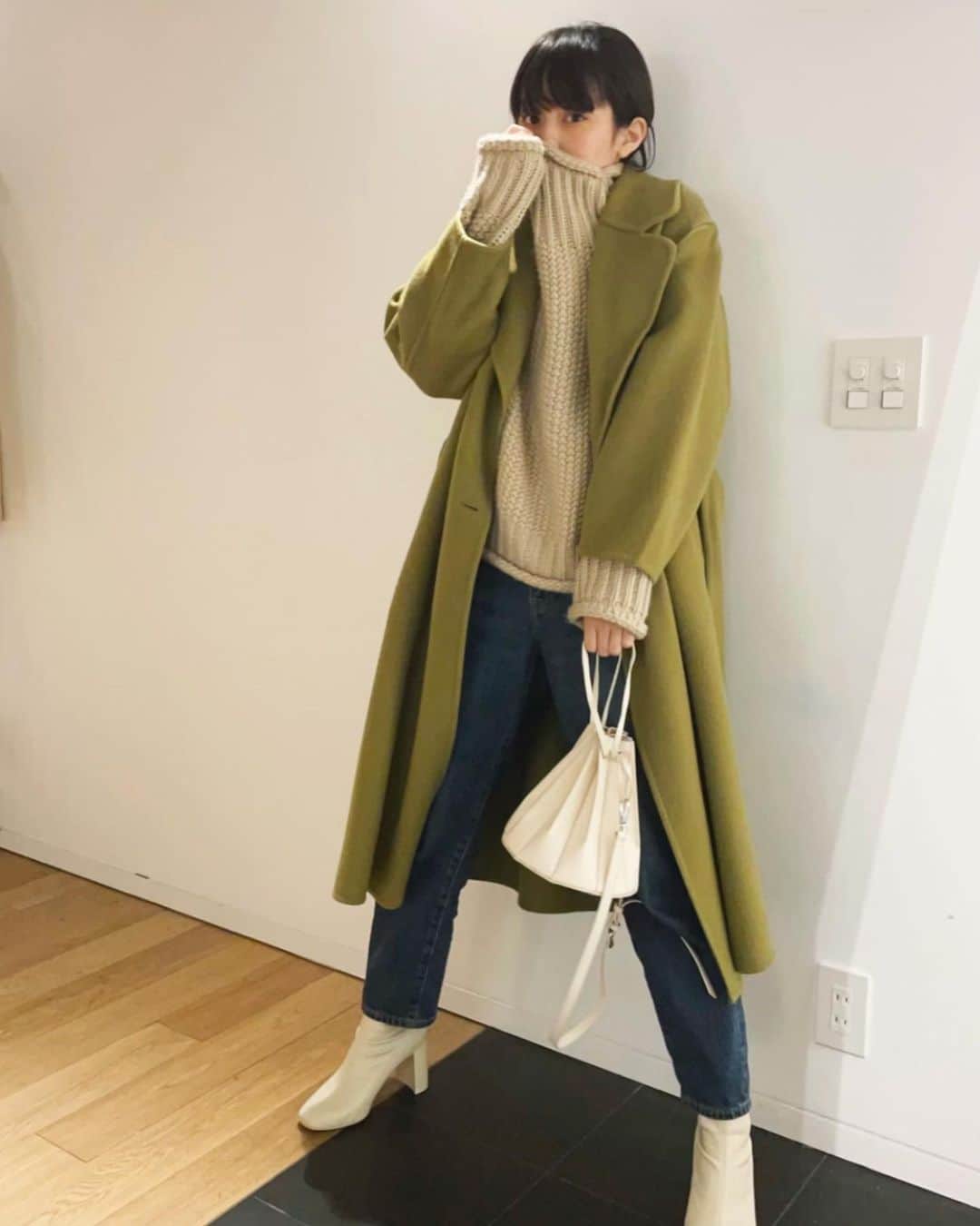 のインスタグラム：「🧥🔛📴  #knit @libra._official_  #ローゲージルーズフィットニット #denim @uniqlo  #coat @maisonspecial_women  #bag @levernis_official」