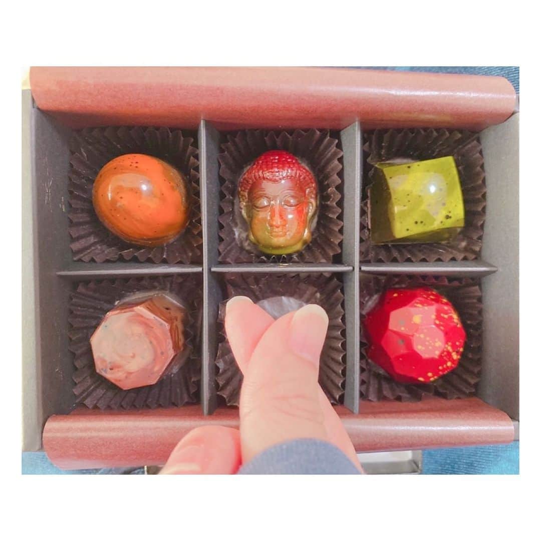 のインスタグラム：「チョコレート大好き🍫 ジャラクコーヒー&カカオさんのはフレーバーが沢山あって美味しいです✨  ハートのが入っていたのだけど、写真撮る前にうっかり食べてしまった😢 指ハートでごまかしてみたけど、ダメですね💔笑  今日も1日お疲れ様でした💐🧸 皆さんいつも本当にありがとうございます🙇‍♀️  #香川#高松」