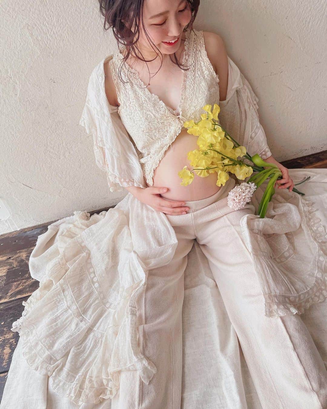 sakincho1028のインスタグラム：「マタニティ撮影🌷﻿ ヘアもメイクもお洋服もスタイリングさせていただきました。 ＮＹの古着屋さんで買ったお気に入りのレースガウン🌸﻿ 似合ってて可愛かったなぁ☺️🌼 カメラはあきちゃんにお願いしました。✌🏻 @aki__nakayama ありがとう🌸 #sakinchohair  #マタニティフォト#撮影#マタニティ#ヘアメイク#メイク」