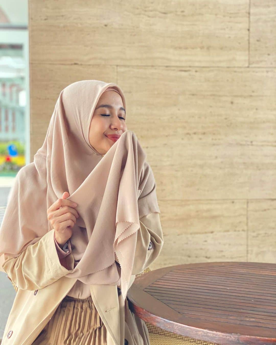 ラウディアシンシアベラのインスタグラム：「Masyaallah gak berasa ternyata Downy udah 10 tahun mengharumkan Indonesia dengan wanginya yang sangat elegan dan juga tahan lama.  Aku dan Mama  pakai Downy dari awal banget sampai sekarang. yang selalu setia bikin outfit aku wangi dan lembut terus seharian,  dari pagi sampai malam aku beraktifitas. Downy yang selalu jadi rahasia aku setiap di tanya orang-orang,  "Bella pake parfum apa?” ya ini.. Downy. Emang Cuma Downy yang bisa bikin wangi mewah dan elegan ini tahan lama, ga ada lagi yang lain!  Happy 10 years anniversary Downy! #downy10thanniversary」