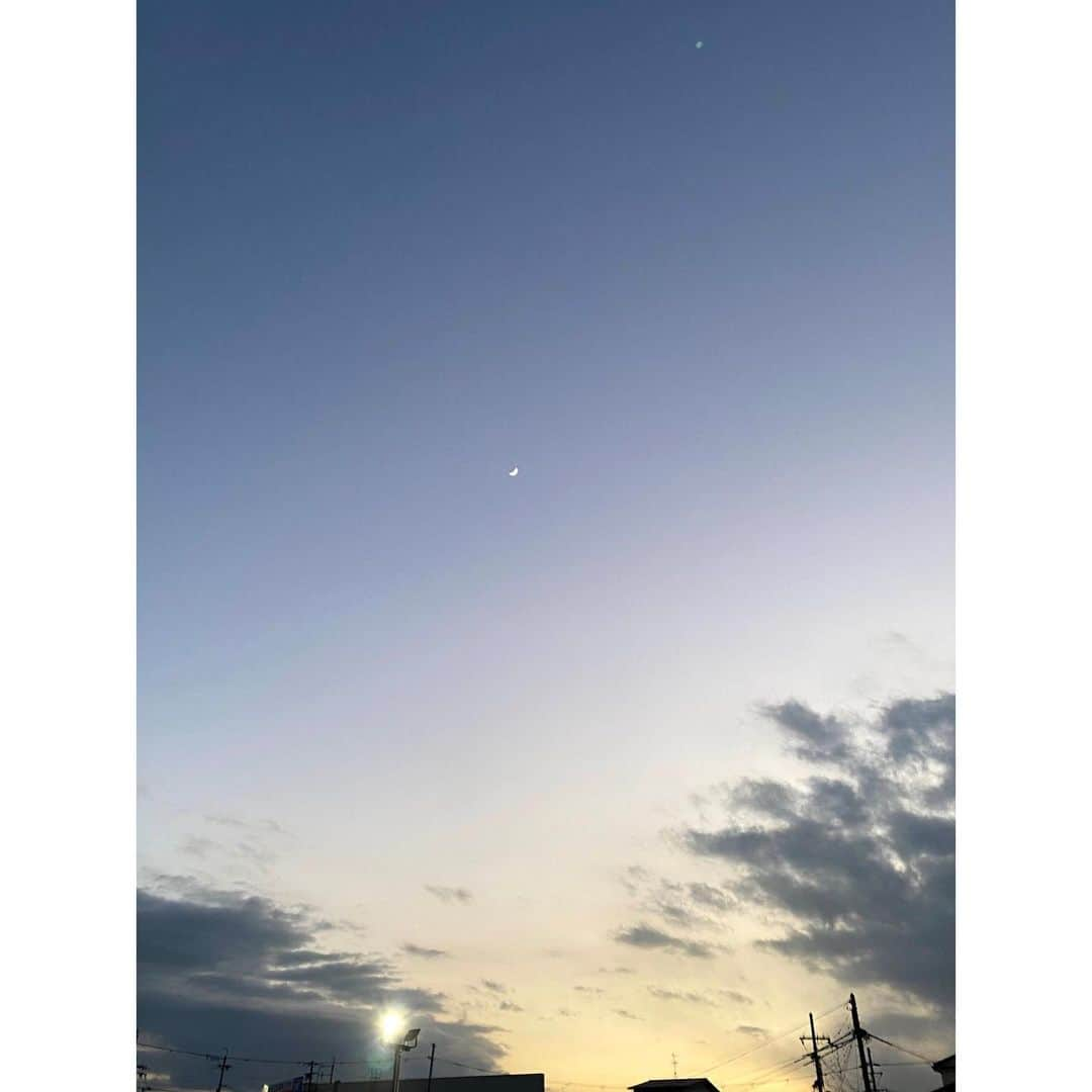 池未来実のインスタグラム：「いつかの月🌙 星とか月とか見るとなんか嬉しいの私だけ？笑  #池未来実 #月 #星 #followme #空 #空が好き」