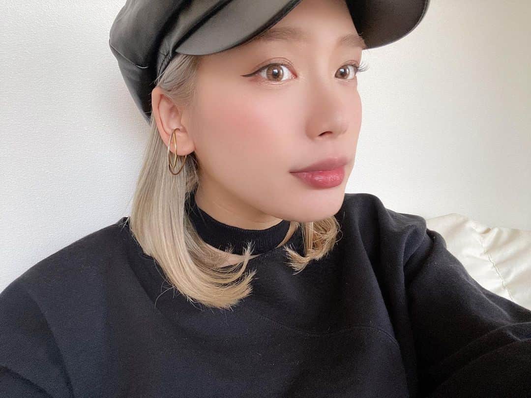acaneのインスタグラム：「・ 2週間前くらいから ずっと誕生日祝ってもらってて 幸せ者だなあ〜と思います。  大人になるにつれて 祝福される回数って減るのかなって 思ってたんやけど、 毎年増えてる気がして その分大切にしたい人が 増えてるってことなのかあって うれしい気持ちになるなあ🥰  やけん毎年、誕生日シーズンは 幸せで仕方ないです👵🏻💜🙏  #誕生日まだなんよ」