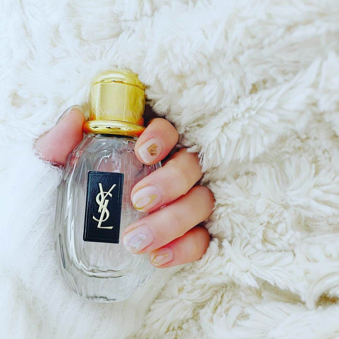 のインスタグラム：「. 📌Nail maison 渋谷店  ✔︎初回オフ込みで¥3500✨  あまりの安さにびっくり😳 憧れの マット&shellネイル💅💎  なのに、、、 みんなに海苔付けてるの？って言われる率高め🤣  可愛くて気に入っているんだけどなぁ🙈💓💓  次予約すると、1000円OFF💡 だけど、指1本オフに100円かかるってぇ、、 うーーーん🤔  . #ネイル #nail  #撮影モデル #ヘアセット #美容院 #ファッションショー #被写体モデル #サロンモデル希望 #サロンモデル #サロンモデル募集中 #関東サロンモデル #関東サロモ #サロモ #撮影モデル #撮影依頼募集中  #fff #lfl #インフルエンサー  #model #お洒落さんと繋がりたい #followｍe #instagood #fashion #カメラ好きな人と繋がりたい #ポートレート撮影 #メイク好きな人と繋がりたい #一重 #ポートレート #ポートレート撮影 #ポートレート好きな人と繋がりたい #脚スタグラム」