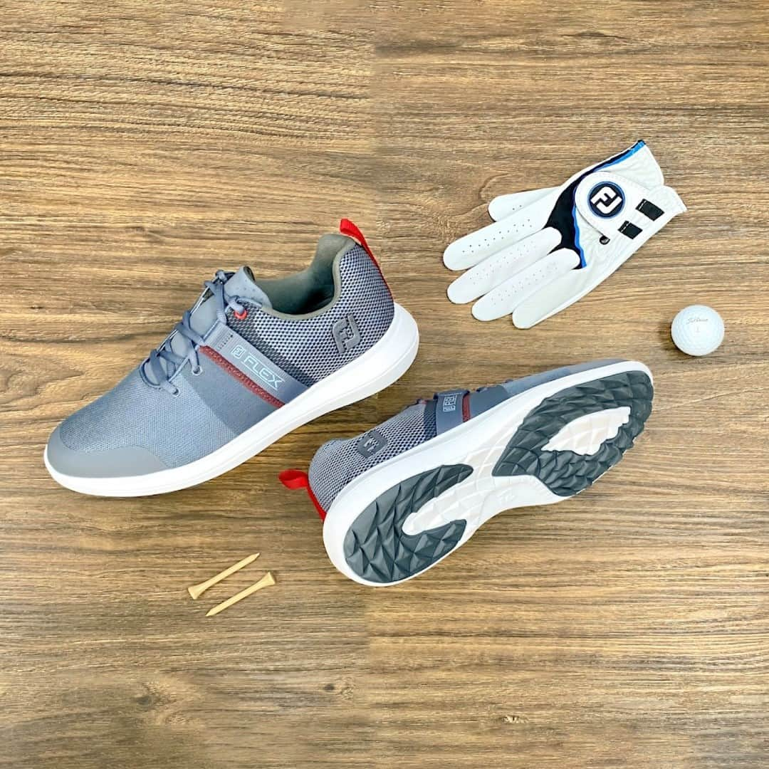 Footjoy Japanさんのインスタグラム写真 - (Footjoy JapanInstagram)「今週Pick upするグローブ ProFLX は、少しカジュアルライクなテイストがありながらも、手の平に天然の羊革×甲には一部伸縮性のあるメッシュ素材のコンビネーションで、フィット感が抜群！ 多くのツアー選手にも愛されています！  カラーはホワイトをベースに、ブラック（画像グローブ）の他に、ブルー・ライム・レッドの4色展開。（左利きの方にはホワイト/ブラックのみ右手用をご用意しています）  機能性メッシュアッパーが軽量かつ、ムレも軽減！快適FJ FLEXと合わせ、ビギナーから熱中派ゴルファーまで、軽快にゴルフを楽しんでいただきたい。  FOOTJOYはこれからも様々なニーズにお応えできる”ゴルフシューズ”を作っていきます。  #footJoy #footjoyjapan #フットジョイ #golf #golflife #ゴルフシューズ #golfshoes #footjoyapparel #フットジョイアパレル  #ゴルフウエア #ゴルフグローブ #golfglove #FJFLEX #ProFLX」1月27日 20時51分 - footjoy.japan