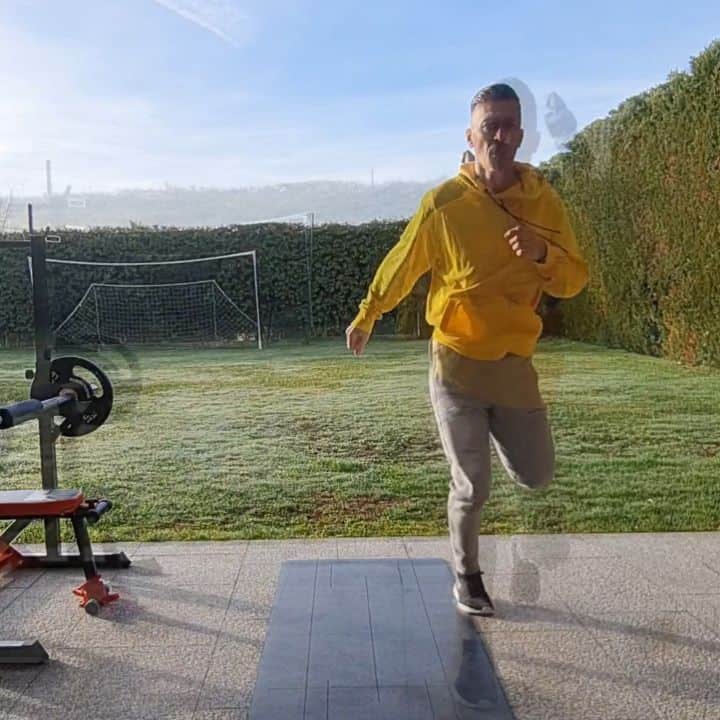 ルイス・ハビエル・ガルシア・サンスのインスタグラム：「🔥Burn Leg Workout 🔥 I wanted to share with you a great Leg Workout with no need of equipment or much space so we don't have any excuses. Try it out, only 30 Min !! LOVE IT !!  1️⃣ Warm up Rope  2️⃣ Skate to High knees 3️⃣ Forward-Back-Side Lunge 4️⃣ Lateral Skip to Lunge (Forward-Back) 5️⃣ Lunge Jump into Squat Pulse  ⏰  45 second on / 15 seconds rest 🔁  Repeat 4 Sets 🧘‍♂️ 2 Minutes break between Sets」