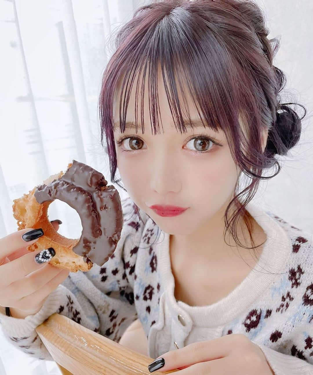 前田渉さんのインスタグラム写真 - (前田渉Instagram)「🍩      新アイドルグループ・Jams Collectionの ツちゃん‼︎New Color👏🏻  新色のさくらピンクにラベンダーを混ぜた、ツ命名の “ラベンダーピーチュ” に💜🍑   ピーチじゃなくてピーチュ ね🍑      ツちゃんといえばドーナツ🍩 相性がバツグンですね😍🍩💕      この作品の劇的Before→After→Arrangeはこちらに💁‍♂️ @wataru_magic .       🍩 model:New ツ #わたるマジック #わたるフィルター #cachecache #cachecacheomotesando #disney #cachecacheoil #jamscollection  #美容師 #前髪カット #ラベンダーカラー #ラベンダー #可愛い #おくれ毛 #カシュカシュオイル #ヘアアレンジ #ラベンダーグレージュ #シースルーパッツン #シースルーぱっつん #アイドル #ジャムズコレクション #シースルーバング #アレンジ #津代美月 #簡単アレンジ #ロングヘア  #メイク #ツイン団子 #前髪 #ラベンダーピーチュ #🍩」1月27日 20時53分 - cachetaro