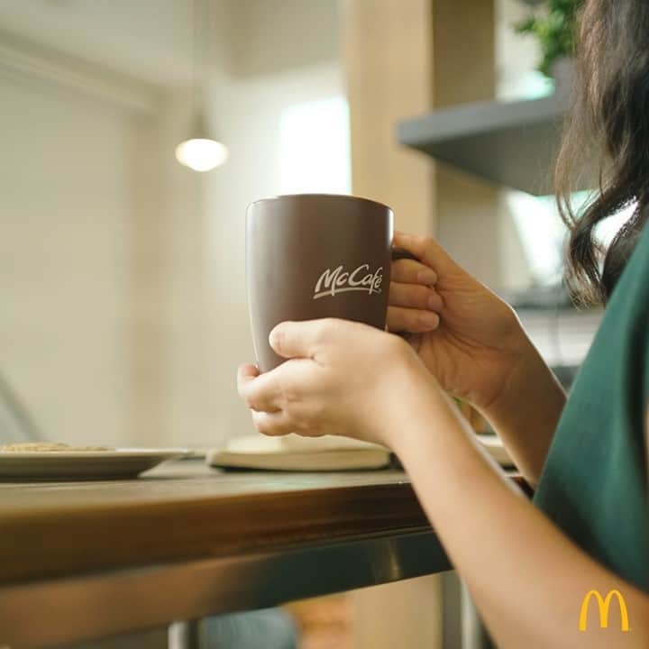 のインスタグラム：「Wear a smile while working-from-home. See you tomorrow morning when you get your fresh cup of McCafe coffee. ☕  Start the day right and order via Dine-In, Take Out, Drive-Thru, or Pick-Up.」