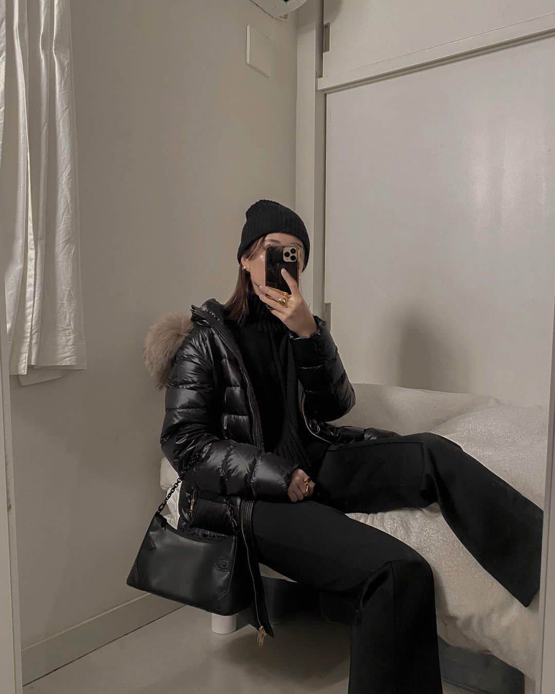 影山可蓮のインスタグラム：「・ ・ Outfit 👓 #winterfashion  ・ ・ 今年から使ってるあったかアウター❄️ ちょっと長め丈、ボトムス選ばず合わせやすいから寒い日はついつい選んじゃう〜✳︎✳︎ ・ 🏷 OUTER @woolrich  PANTS @akte_official  BAG @charleskeith_jp  ACC @aroq_official  ・ ・ #outfit #ootd  #instafashion #minimalstyle #minimalfashion #classicstyle #simpleoutfit #everydaylook  #コーデ #コーディネート #今日のコーデ #私服  #karen_k_outfit」