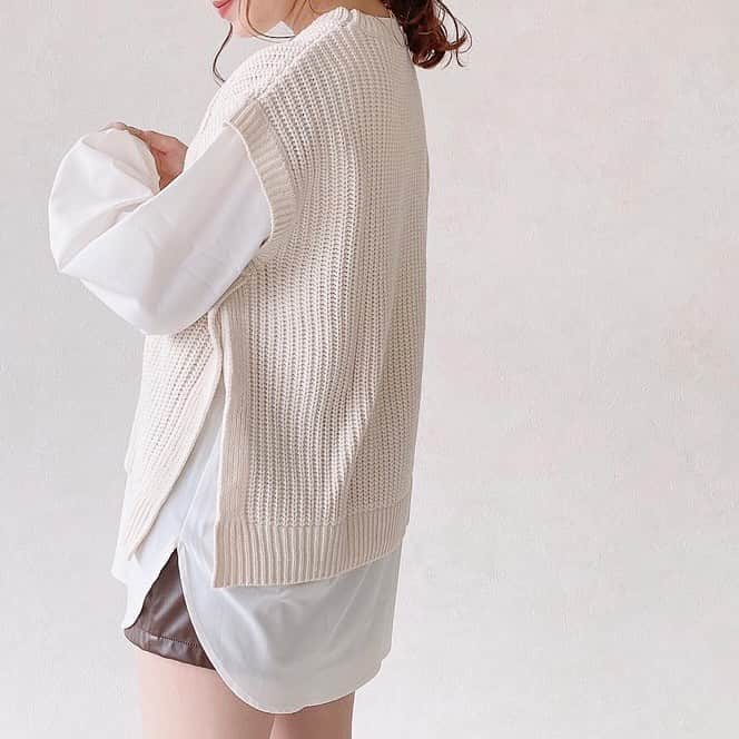 Vannie Officialのインスタグラム：「【ニットベスト付ブラウス】¥3,900+tax  《styling》 一枚でオシャレに決まるトレンドのニットベストが縫い付けられたレイヤードブラウス♡ カラーパンツやショートパンツで、すっきりとまとめたり、スカート合わせて女の子らしくコーディネートするのもおすすめです♪  《detail》 ボリューム袖に深めのスリット入りでこなれ感のある一枚。 ゆとりのあるサイズ感なので中にインナーも着込めます♪ ヒップが隠れる丈感なので、コーディネートのバランスがとりやすいです◎  《fabric》 シワになりにくいシャツと、チクチク感のないニットの組み合わせです♪ ※詳しいお手入れ方法は商品タグをご参照ください。  #vannie_u#ヴァニーユー #ZOZOでしか買えない⠀⠀   お問い合わせはDMまでご連絡ください☺︎」