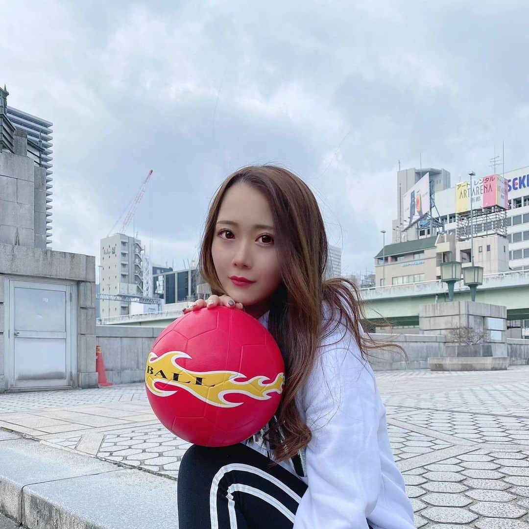 川上真歩のインスタグラム：「⚽️ @urbanball の イメージモデルさせていただきます🙇‍♂️❤  少しサッカー、フリースタイルフットボールなど 勉強しようと思います。笑  地元の地元のＪリーグチームも Ｊ1昇格したので、今年は野球ばかりじゃなくサッカーも見に行こうと思います。(関係ない)(ポカスタ歩いていける)  現在手を使っちゃだめ程度のルールしか分かりません。  #フリースタイルフットボール  #urbanball  #サッカー #サッカー女子 #ではない」