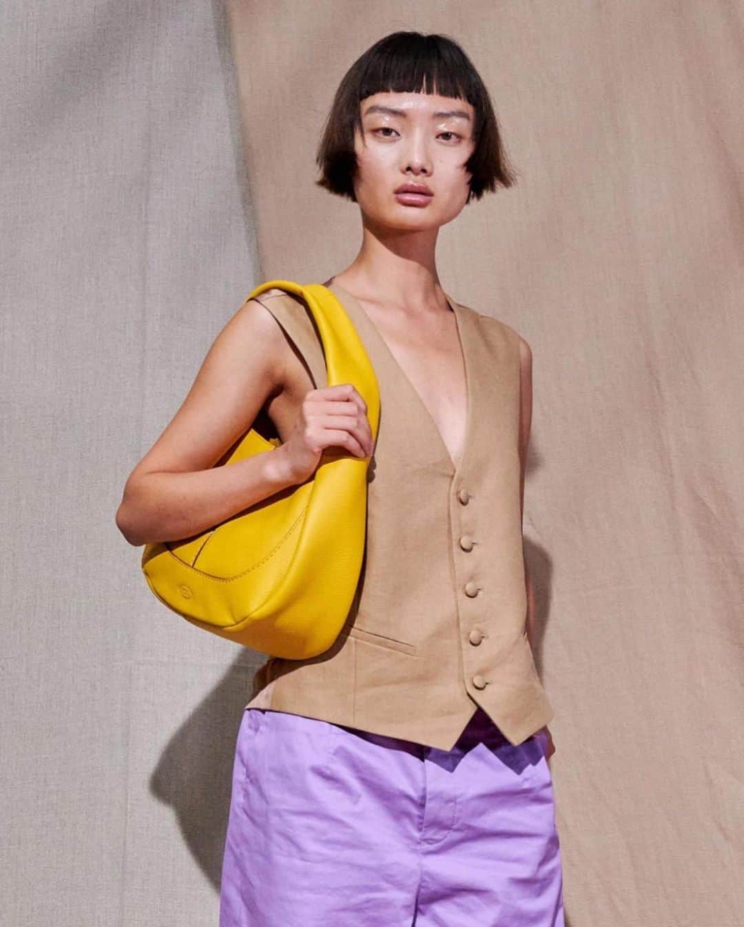 Vogue Taiwan Officialさんのインスタグラム写真 - (Vogue Taiwan OfficialInstagram)「#VogueFashionNow 藝術家 @franknitty3000 為 @tods Shirt Bag製作影片好俏皮✨2021春夏服裝有著簡練的輪廓、精緻的水洗及仿舊質感，純粹優雅。而柔軟的Shirt Bag以頂級荔枝紋牛皮塑造出別緻優雅的 hobo形狀，揹在身上如同T-shirt 般輕盈、柔軟及合身。  🖋 #itstifflu」1月27日 20時59分 - voguetaiwan