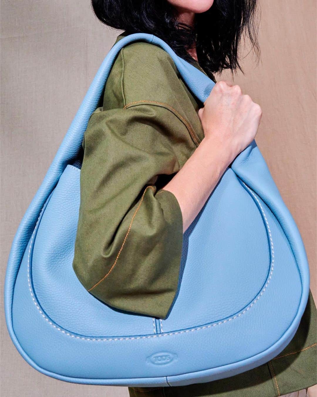 Vogue Taiwan Officialさんのインスタグラム写真 - (Vogue Taiwan OfficialInstagram)「#VogueFashionNow 藝術家 @franknitty3000 為 @tods Shirt Bag製作影片好俏皮✨2021春夏服裝有著簡練的輪廓、精緻的水洗及仿舊質感，純粹優雅。而柔軟的Shirt Bag以頂級荔枝紋牛皮塑造出別緻優雅的 hobo形狀，揹在身上如同T-shirt 般輕盈、柔軟及合身。  🖋 #itstifflu」1月27日 20時59分 - voguetaiwan