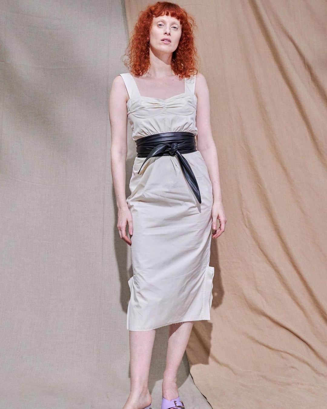 Vogue Taiwan Officialさんのインスタグラム写真 - (Vogue Taiwan OfficialInstagram)「#VogueFashionNow 藝術家 @franknitty3000 為 @tods Shirt Bag製作影片好俏皮✨2021春夏服裝有著簡練的輪廓、精緻的水洗及仿舊質感，純粹優雅。而柔軟的Shirt Bag以頂級荔枝紋牛皮塑造出別緻優雅的 hobo形狀，揹在身上如同T-shirt 般輕盈、柔軟及合身。  🖋 #itstifflu」1月27日 20時59分 - voguetaiwan