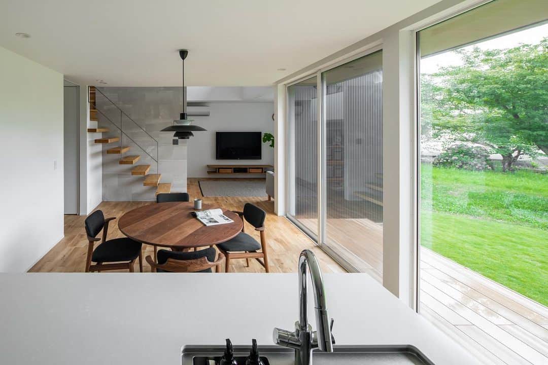 ルポハウス一級建築士事務所さんのインスタグラム写真 - (ルポハウス一級建築士事務所Instagram)「・ ・ ・ 窓やウッドデッキで外との連続性を持たせたダイニングと、スモーキーカラーやマットなタイルでまとめ機能性も高いキッチン。 ・ 自然の移ろいを楽しむ、上質な暮らしの拠点です。 ・ ・ ・ 𓐌𓐌𓐌𓐌𓐌𓐌𓐌𓐌𓐌𓐌𓐌𓐌𓐌𓐌𓐌𓐌𓐌𓐌  ルポハウスの施工事例はこちらまで☞ @reposhouse  𓐌𓐌𓐌𓐌𓐌𓐌𓐌𓐌𓐌𓐌𓐌𓐌𓐌𓐌𓐌𓐌𓐌𓐌 #ルポハウス は#ちょっとかっこいい家 を"友人のために" という思いでつくっています。 一生に一度の#マイホーム。 「あなたにしかできない」×「ルポハウスだからできる」で、 私たちだけの#家づくり を思いっきり楽しんでみませんか？！ ・ ・ ・ #住宅 #注文住宅 #新築一戸建て #デザイナーズ住宅  #一級建築士事務所 #設計事務所 #滋賀県の設計事務所 #myhome #instahouse #design #instahome #myhouseidea #ダイニングインテリア #キッチンインテリア #無垢床 #ナラ床 #エコカラットプラス #ストーングレース  #階段インテリア #無垢床 #ナラ床 #クチーナキッチン #クチーナキッチン造作収納」1月27日 20時59分 - reposhouse