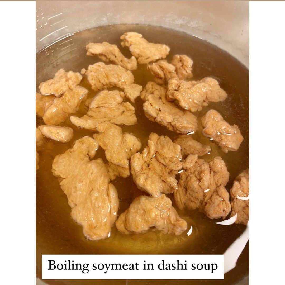大野南香さんのインスタグラム写真 - (大野南香Instagram)「* 【Soymeat】 Soymeat is made by extracting the protein from soybeans and making it fibrous and processing it like meat.  I promise you feel so much satisfied with the soymeat. I like this because it's delicious. it's much more than the substitution for meat.  Points: ・Boil dried soymeat (in dashi soup or water) ・Seasoned properly (ginger, soy sauce, and dashi as you like) ︎︎﻿ ︎︎﻿☺︎︎﻿ ︎︎﻿ ︎︎﻿☺︎︎﻿ ︎︎﻿ ︎︎﻿☺︎︎﻿ 【大豆ミートのソテー】 大豆ミートは、大豆からたんぱく質を取り出して、繊維状にしてお肉みたいに加工したもの。 だし汁で茹でて(お湯でもいい)、絞って調味料で下味つけて(生姜いれるといい)炒めたりあげたりするだけ◎イージーで美味しくてヘルシー😋 お肉の代わりとしてとじゃなくて、脂肪分少なくて、かつとてもおいしいから食べたい！っておもう  #everydayhappy ︎︎﻿ ︎︎﻿☺︎︎﻿  #ヘルシー﻿ #料理﻿ #クッキングラム ﻿ #cooking﻿ #healthyfood﻿ #minakaskitchen﻿ #vegansweets﻿ #ヴィーガンスイーツ﻿ #homemade ﻿ #homemadefood ﻿ #vegan﻿ #vegetalian﻿ #ベジタリアン﻿ #ヴィーガン﻿ #ビーガン﻿ #organic﻿ #organicfood ﻿ #bio﻿ #オーガニックカフェ﻿ #soymeat #大豆ミート」1月27日 21時01分 - minaka_official