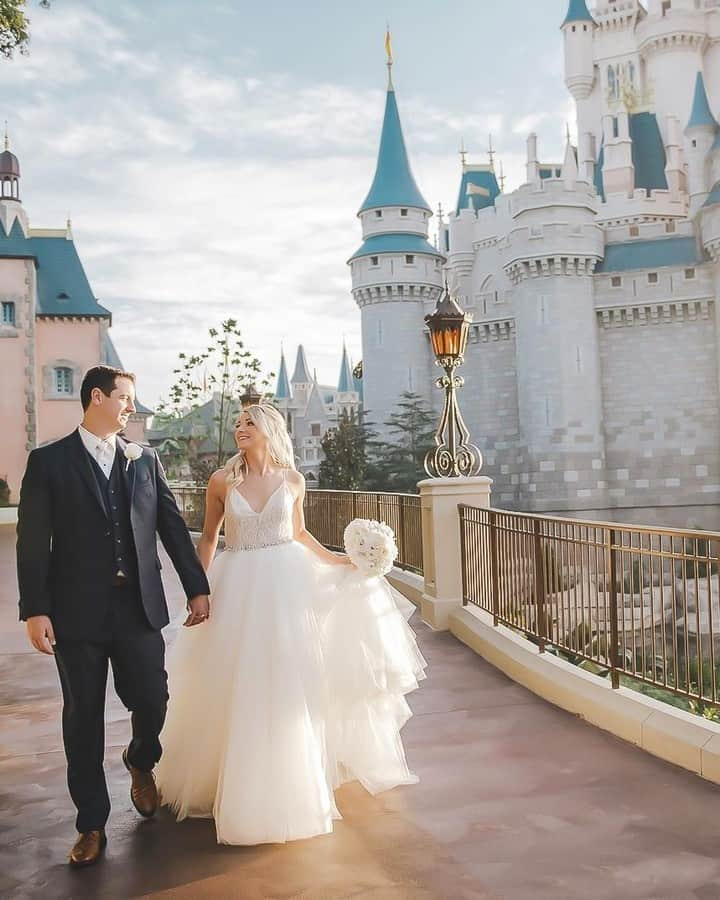 ♡プラコレWedding·⋆*さんのインスタグラム写真 - (♡プラコレWedding·⋆*Instagram)「. @placolewedding【#DRESSY花嫁 】【#プラコレ】をつけて投稿&フォローしてね♩ . ＝＝＝＝＝＝＝＝ . シンデレラ城前で撮影された ウェディングフォトアイデア🏰✨ キラキラと輝くお城と、 ウェディングドレスの相性は抜群ですよね*  みなさんはどんな構図で撮影したいですか？💕 . ＝＝＝＝＝＝＝＝ 👗 photo by... @disneyweddingsさん . ＝＝＝＝＝＝＝＝ 『#DRESSY花嫁』『#プラコレ』の ハッシュタグをつけて写真をUPしてね✦ 花嫁アプリ『DRESSY by プラコレ』の 記事に掲載＆リグラムされるかも♩ . みなさまからのいいねや保存 コメントをお待ちしています♥ 「このウェディングドレス可愛い！」 「ヘアスタイルも気になる！！」 「今の花嫁さんの流行りは！？」etc. . ＝＝＝＝＝＝＝＝ 花嫁アプリでは、 プロのアドバイザーに結婚式の相談を何度でも♡ ウェディングドレスの記事や、 自分のウェディングレポを残せちゃう♡” . ＞＞＞TOPのURLからcheck ⋈ @placolewedding ＞＞＞結婚のご相談は プラコレウェディングアドバイザーへ♡ @wedding_adviser ＞＞＞ウェディングレポを残したいなら、 farny by プラコレをcheck ✎ @farny_wedding ＞＞＞ウェディングアイデア＆DIYは ドレシーアイデアcheck ❁ @dressy_idea >>>素敵なドレスに出会いたい花嫁さま♡ @dressyonline_をcheck . ＝＝＝＝＝＝＝＝＝＝＝＝＝＝＝＝ . #プレ花嫁 #卒花 #花嫁 #卒花嫁 #結婚 #結婚式 #結婚準備 #花嫁準備 #weddingtbt #2021春婚 #2020冬婚 #2021春婚 #韓国フォト #韓国花嫁 #ウェディングフォト #ロマンチックフォト #스튜디오원포토그라피 #웨딩사진 #カラードレス #ウェディングアイデア #前撮り #撮影指示書 #フォトウェディング #FTW #ディズニーウェディング」1月27日 21時01分 - placole_dressy