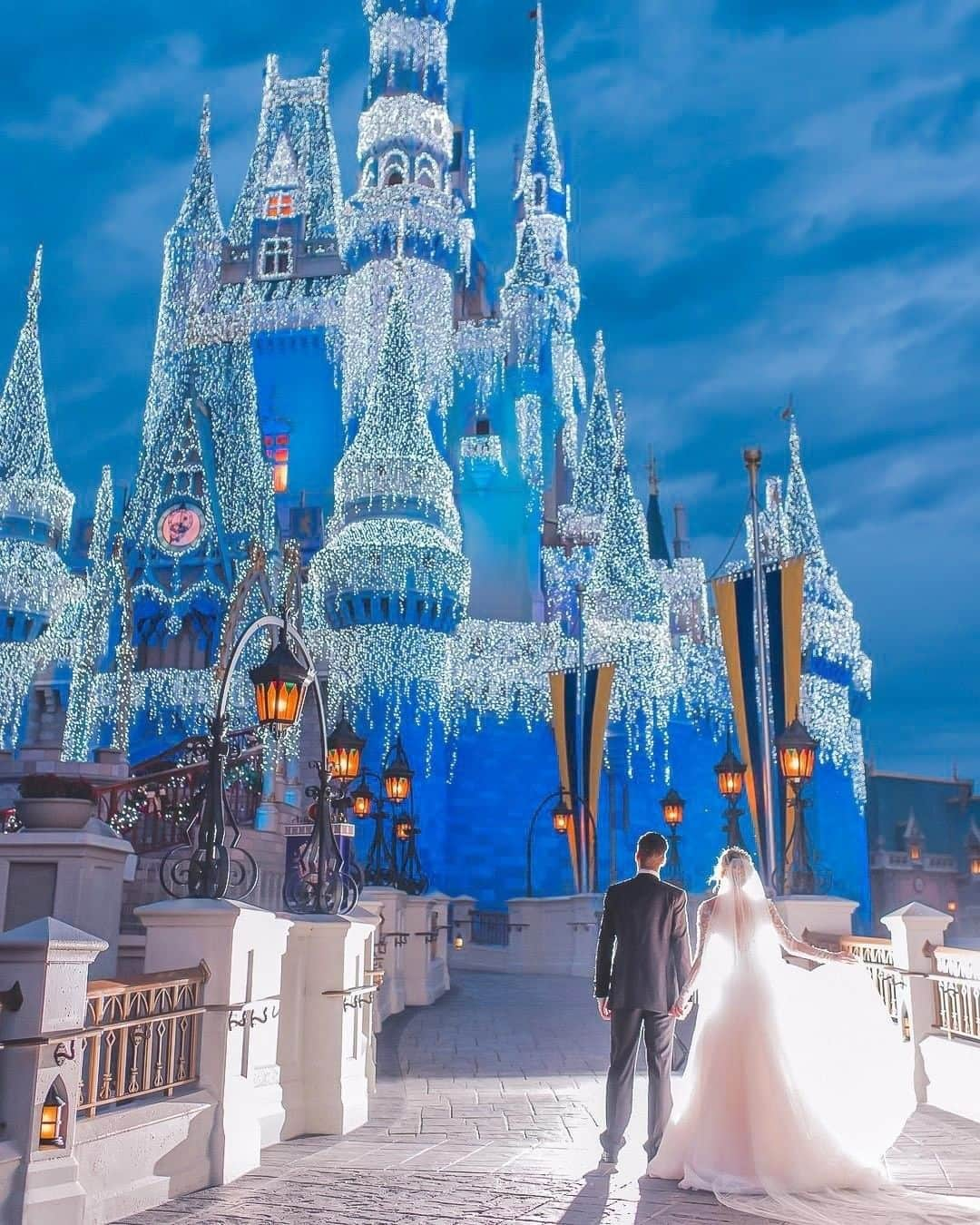 ♡プラコレWedding·⋆*さんのインスタグラム写真 - (♡プラコレWedding·⋆*Instagram)「. @placolewedding【#DRESSY花嫁 】【#プラコレ】をつけて投稿&フォローしてね♩ . ＝＝＝＝＝＝＝＝ . シンデレラ城前で撮影された ウェディングフォトアイデア🏰✨ キラキラと輝くお城と、 ウェディングドレスの相性は抜群ですよね*  みなさんはどんな構図で撮影したいですか？💕 . ＝＝＝＝＝＝＝＝ 👗 photo by... @disneyweddingsさん . ＝＝＝＝＝＝＝＝ 『#DRESSY花嫁』『#プラコレ』の ハッシュタグをつけて写真をUPしてね✦ 花嫁アプリ『DRESSY by プラコレ』の 記事に掲載＆リグラムされるかも♩ . みなさまからのいいねや保存 コメントをお待ちしています♥ 「このウェディングドレス可愛い！」 「ヘアスタイルも気になる！！」 「今の花嫁さんの流行りは！？」etc. . ＝＝＝＝＝＝＝＝ 花嫁アプリでは、 プロのアドバイザーに結婚式の相談を何度でも♡ ウェディングドレスの記事や、 自分のウェディングレポを残せちゃう♡” . ＞＞＞TOPのURLからcheck ⋈ @placolewedding ＞＞＞結婚のご相談は プラコレウェディングアドバイザーへ♡ @wedding_adviser ＞＞＞ウェディングレポを残したいなら、 farny by プラコレをcheck ✎ @farny_wedding ＞＞＞ウェディングアイデア＆DIYは ドレシーアイデアcheck ❁ @dressy_idea >>>素敵なドレスに出会いたい花嫁さま♡ @dressyonline_をcheck . ＝＝＝＝＝＝＝＝＝＝＝＝＝＝＝＝ . #プレ花嫁 #卒花 #花嫁 #卒花嫁 #結婚 #結婚式 #結婚準備 #花嫁準備 #weddingtbt #2021春婚 #2020冬婚 #2021春婚 #韓国フォト #韓国花嫁 #ウェディングフォト #ロマンチックフォト #스튜디오원포토그라피 #웨딩사진 #カラードレス #ウェディングアイデア #前撮り #撮影指示書 #フォトウェディング #FTW #ディズニーウェディング」1月27日 21時01分 - placole_dressy