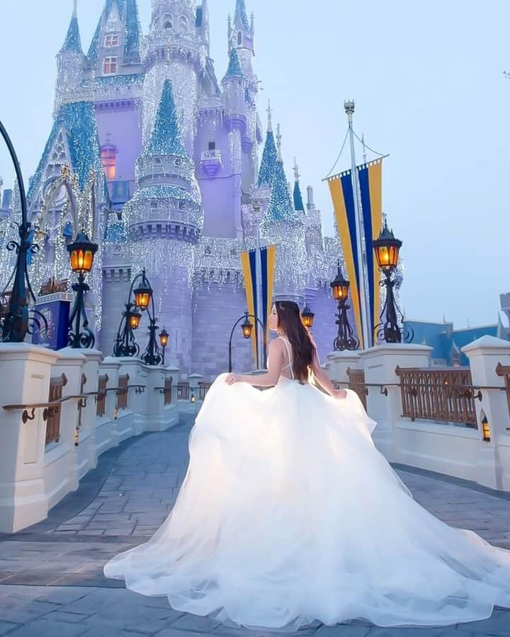 ♡プラコレWedding·⋆*さんのインスタグラム写真 - (♡プラコレWedding·⋆*Instagram)「. @placolewedding【#DRESSY花嫁 】【#プラコレ】をつけて投稿&フォローしてね♩ . ＝＝＝＝＝＝＝＝ . シンデレラ城前で撮影された ウェディングフォトアイデア🏰✨ キラキラと輝くお城と、 ウェディングドレスの相性は抜群ですよね*  みなさんはどんな構図で撮影したいですか？💕 . ＝＝＝＝＝＝＝＝ 👗 photo by... @disneyweddingsさん . ＝＝＝＝＝＝＝＝ 『#DRESSY花嫁』『#プラコレ』の ハッシュタグをつけて写真をUPしてね✦ 花嫁アプリ『DRESSY by プラコレ』の 記事に掲載＆リグラムされるかも♩ . みなさまからのいいねや保存 コメントをお待ちしています♥ 「このウェディングドレス可愛い！」 「ヘアスタイルも気になる！！」 「今の花嫁さんの流行りは！？」etc. . ＝＝＝＝＝＝＝＝ 花嫁アプリでは、 プロのアドバイザーに結婚式の相談を何度でも♡ ウェディングドレスの記事や、 自分のウェディングレポを残せちゃう♡” . ＞＞＞TOPのURLからcheck ⋈ @placolewedding ＞＞＞結婚のご相談は プラコレウェディングアドバイザーへ♡ @wedding_adviser ＞＞＞ウェディングレポを残したいなら、 farny by プラコレをcheck ✎ @farny_wedding ＞＞＞ウェディングアイデア＆DIYは ドレシーアイデアcheck ❁ @dressy_idea >>>素敵なドレスに出会いたい花嫁さま♡ @dressyonline_をcheck . ＝＝＝＝＝＝＝＝＝＝＝＝＝＝＝＝ . #プレ花嫁 #卒花 #花嫁 #卒花嫁 #結婚 #結婚式 #結婚準備 #花嫁準備 #weddingtbt #2021春婚 #2020冬婚 #2021春婚 #韓国フォト #韓国花嫁 #ウェディングフォト #ロマンチックフォト #스튜디오원포토그라피 #웨딩사진 #カラードレス #ウェディングアイデア #前撮り #撮影指示書 #フォトウェディング #FTW #ディズニーウェディング」1月27日 21時01分 - placole_dressy