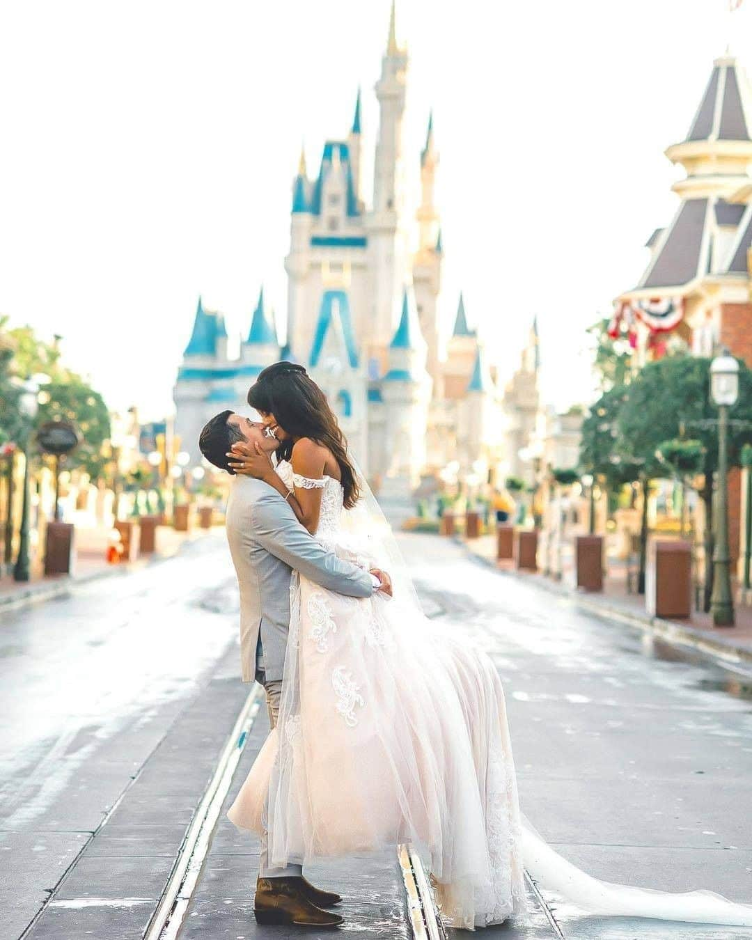 ♡プラコレWedding·⋆*さんのインスタグラム写真 - (♡プラコレWedding·⋆*Instagram)「. @placolewedding【#DRESSY花嫁 】【#プラコレ】をつけて投稿&フォローしてね♩ . ＝＝＝＝＝＝＝＝ . シンデレラ城前で撮影された ウェディングフォトアイデア🏰✨ キラキラと輝くお城と、 ウェディングドレスの相性は抜群ですよね*  みなさんはどんな構図で撮影したいですか？💕 . ＝＝＝＝＝＝＝＝ 👗 photo by... @disneyweddingsさん . ＝＝＝＝＝＝＝＝ 『#DRESSY花嫁』『#プラコレ』の ハッシュタグをつけて写真をUPしてね✦ 花嫁アプリ『DRESSY by プラコレ』の 記事に掲載＆リグラムされるかも♩ . みなさまからのいいねや保存 コメントをお待ちしています♥ 「このウェディングドレス可愛い！」 「ヘアスタイルも気になる！！」 「今の花嫁さんの流行りは！？」etc. . ＝＝＝＝＝＝＝＝ 花嫁アプリでは、 プロのアドバイザーに結婚式の相談を何度でも♡ ウェディングドレスの記事や、 自分のウェディングレポを残せちゃう♡” . ＞＞＞TOPのURLからcheck ⋈ @placolewedding ＞＞＞結婚のご相談は プラコレウェディングアドバイザーへ♡ @wedding_adviser ＞＞＞ウェディングレポを残したいなら、 farny by プラコレをcheck ✎ @farny_wedding ＞＞＞ウェディングアイデア＆DIYは ドレシーアイデアcheck ❁ @dressy_idea >>>素敵なドレスに出会いたい花嫁さま♡ @dressyonline_をcheck . ＝＝＝＝＝＝＝＝＝＝＝＝＝＝＝＝ . #プレ花嫁 #卒花 #花嫁 #卒花嫁 #結婚 #結婚式 #結婚準備 #花嫁準備 #weddingtbt #2021春婚 #2020冬婚 #2021春婚 #韓国フォト #韓国花嫁 #ウェディングフォト #ロマンチックフォト #스튜디오원포토그라피 #웨딩사진 #カラードレス #ウェディングアイデア #前撮り #撮影指示書 #フォトウェディング #FTW #ディズニーウェディング」1月27日 21時01分 - placole_dressy