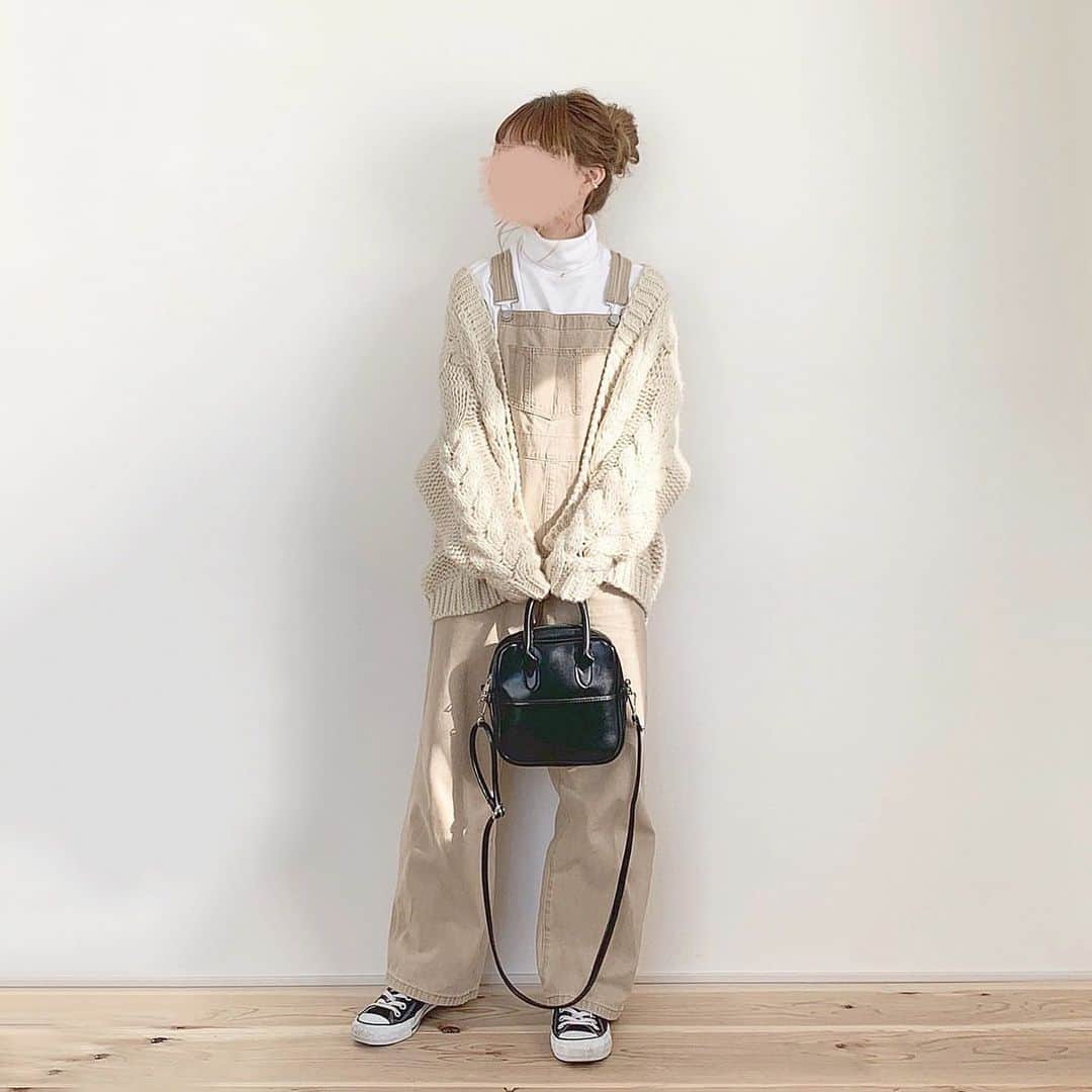 chocoさんのインスタグラム写真 - (chocoInstagram)「** ㅤㅤㅤㅤㅤㅤㅤㅤㅤㅤㅤㅤㅤ #ootd ㅤㅤㅤㅤㅤㅤㅤㅤㅤㅤㅤㅤㅤ @gu_for_all_ の新作のサロペット オンラインでGETしました🥰🥰💓 #デニムサロペットストレートパンツ / ¥2490 ㅤㅤㅤㅤㅤㅤㅤㅤㅤㅤㅤㅤㅤ ゆるっと着たかったのでMサイズに♡ 裾上げはしてません◎ ウエスト周りはちょっと緩いけど とってもかわいくてお気に入り☺️🧡 ㅤㅤㅤㅤㅤㅤㅤㅤㅤㅤㅤㅤㅤ インナーもGUでプチプラ♡ 春はブラウスと合わせたいな〜🌸🌸 サロペットのときはお団子にしたくなる あるある🍡←わたしだけかな？笑 ㅤㅤㅤㅤㅤㅤㅤㅤㅤㅤㅤㅤㅤ salopette&inner ☞ #gu #gu_for_all  cardigan＆bag ☞ #chocomee ㅤㅤㅤㅤㅤㅤㅤㅤㅤㅤㅤㅤㅤ  #カジュアル#サロペット#guコーデ#プチプラコーデ#低身長コーデ#ワントーンコーデ#ベージュコーデ#choco_de」1月27日 21時03分 - choco__24_