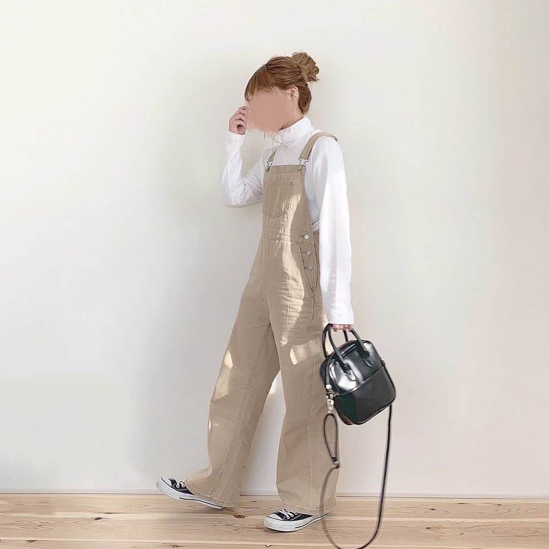 chocoさんのインスタグラム写真 - (chocoInstagram)「** ㅤㅤㅤㅤㅤㅤㅤㅤㅤㅤㅤㅤㅤ #ootd ㅤㅤㅤㅤㅤㅤㅤㅤㅤㅤㅤㅤㅤ @gu_for_all_ の新作のサロペット オンラインでGETしました🥰🥰💓 #デニムサロペットストレートパンツ / ¥2490 ㅤㅤㅤㅤㅤㅤㅤㅤㅤㅤㅤㅤㅤ ゆるっと着たかったのでMサイズに♡ 裾上げはしてません◎ ウエスト周りはちょっと緩いけど とってもかわいくてお気に入り☺️🧡 ㅤㅤㅤㅤㅤㅤㅤㅤㅤㅤㅤㅤㅤ インナーもGUでプチプラ♡ 春はブラウスと合わせたいな〜🌸🌸 サロペットのときはお団子にしたくなる あるある🍡←わたしだけかな？笑 ㅤㅤㅤㅤㅤㅤㅤㅤㅤㅤㅤㅤㅤ salopette&inner ☞ #gu #gu_for_all  cardigan＆bag ☞ #chocomee ㅤㅤㅤㅤㅤㅤㅤㅤㅤㅤㅤㅤㅤ  #カジュアル#サロペット#guコーデ#プチプラコーデ#低身長コーデ#ワントーンコーデ#ベージュコーデ#choco_de」1月27日 21時03分 - choco__24_