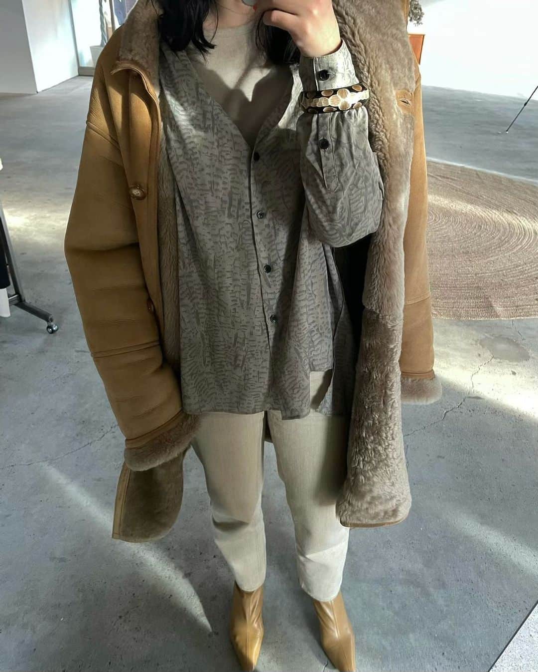 AICOのインスタグラム：「今日初下ろしのパイソンシャツ。柄シャツは持っておくと何かと便利で好き。 まだ少し寒いので中に薄手のニットを合わせています。早く春にさらっと着たい。 PYTHON OVER STAND SHIRT #clane」
