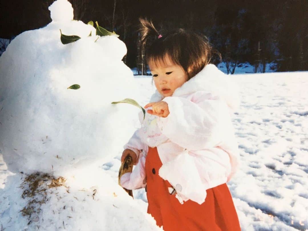 有田優理香のインスタグラム：「つかちゃん曰く週末はまた冷えるんですって☃️雪国育ちですが寒いのは苦手です。昔は違ったらしいのですが…。  あと新潟県民全員スキー得意説、あれ嘘です。スキーの話題を私にしても話は広がらないぞ！！！笑 (ちなみに私は昔からそり専門です。)  #広島テレビ　#アナウンサー　#仕事で使う　#昔の写真　　#新潟出身　#当時の母と同い年や　#母かわいい　#なんでバナナ持ってるんだろう　#高校のスキー教室　#トラウマ」