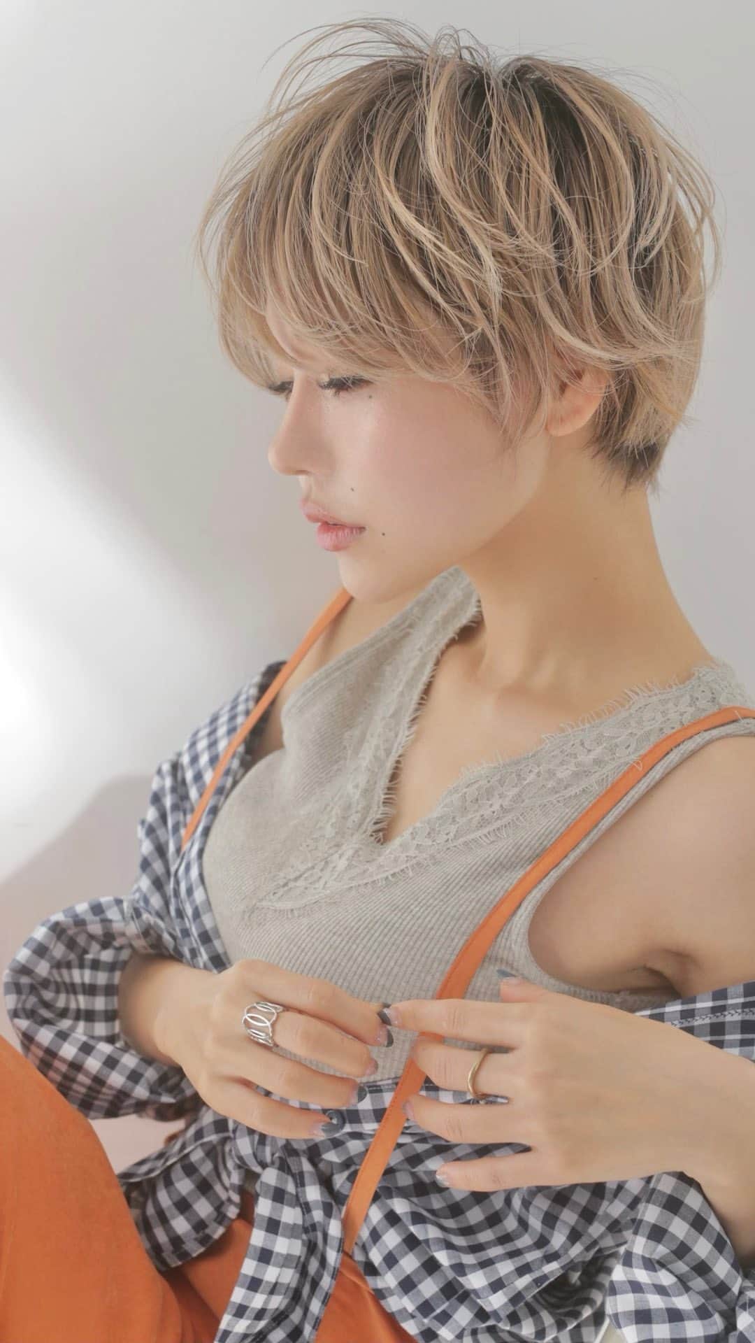 のインスタグラム：「撮影🦊♥. . . @hirose_shinya . . .  #作品撮り #サロンモデル #猫目 #impression_shots#lovers_nippon_portrait #explorejpn #ビジョビ  #関西サロンモデル #関西サロンモデル募集中 #関西サロンモデル募集 #サロモ #ヘアモデル #メイク好きさんと繋がりたい  #フリーモデル#関西モデル #お洒落さんと繋がりたい #カラコンレポ #make #ショート#ショートヘアモデル #tiktok #ブリーチカラー #バイヤレージュ #ピンクカラー #パープルカラー #ダブルカラー  .」