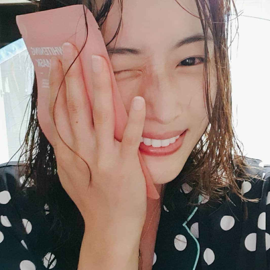 チョン・ダへさんのインスタグラム写真 - (チョン・ダへInstagram)「이번엔 데일리팩을 중심으로 구성을 해 보았는데요~  20대 때 부터 시트 팩 올리는 걸 좋아 했지만 자주하면 트러블이 생기는 제품들이 꽤 많았어요.  촬영 전 트러블이 생기면 큰 일이기 때문에 제가 나이들 수록 가장 중요하게 생각하는 건 성분인데요.  일단 뷰디아니는 자연주의 화장품이고 비건 인증 브랜드이기에 천연원료를 기반으로 하고 있어서 가장 믿음이 갔답니다.  요즘처럼 건조한데다 마스크로 지쳐 영양이 필요한  요즘 피부에 데일리 팩과 함께 해보세요🤗  모든피부에 사용 가능하시구요 분홍색은 화이트닝을 초록색은 안티링클을 위한 성분들이 들어있구요 저는 둘다 골고루 돌려서 사용중입니다.  💌구매는 프로필 상단 링크를 따라가시면 되옵니다 🤗  #정다혜공구 #마스크팩 #데일리팩 #화이트닝팩 #안티링클팩 #토너티슈 #클렌징패드 #비건인증브랜드 #뷰디아니 #Beauty_goes_Natural  #beaudiani」1月27日 21時05分 - ddallae