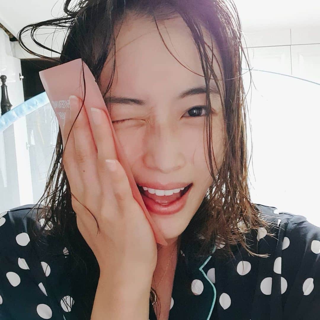 チョン・ダへさんのインスタグラム写真 - (チョン・ダへInstagram)「이번엔 데일리팩을 중심으로 구성을 해 보았는데요~  20대 때 부터 시트 팩 올리는 걸 좋아 했지만 자주하면 트러블이 생기는 제품들이 꽤 많았어요.  촬영 전 트러블이 생기면 큰 일이기 때문에 제가 나이들 수록 가장 중요하게 생각하는 건 성분인데요.  일단 뷰디아니는 자연주의 화장품이고 비건 인증 브랜드이기에 천연원료를 기반으로 하고 있어서 가장 믿음이 갔답니다.  요즘처럼 건조한데다 마스크로 지쳐 영양이 필요한  요즘 피부에 데일리 팩과 함께 해보세요🤗  모든피부에 사용 가능하시구요 분홍색은 화이트닝을 초록색은 안티링클을 위한 성분들이 들어있구요 저는 둘다 골고루 돌려서 사용중입니다.  💌구매는 프로필 상단 링크를 따라가시면 되옵니다 🤗  #정다혜공구 #마스크팩 #데일리팩 #화이트닝팩 #안티링클팩 #토너티슈 #클렌징패드 #비건인증브랜드 #뷰디아니 #Beauty_goes_Natural  #beaudiani」1月27日 21時05分 - ddallae