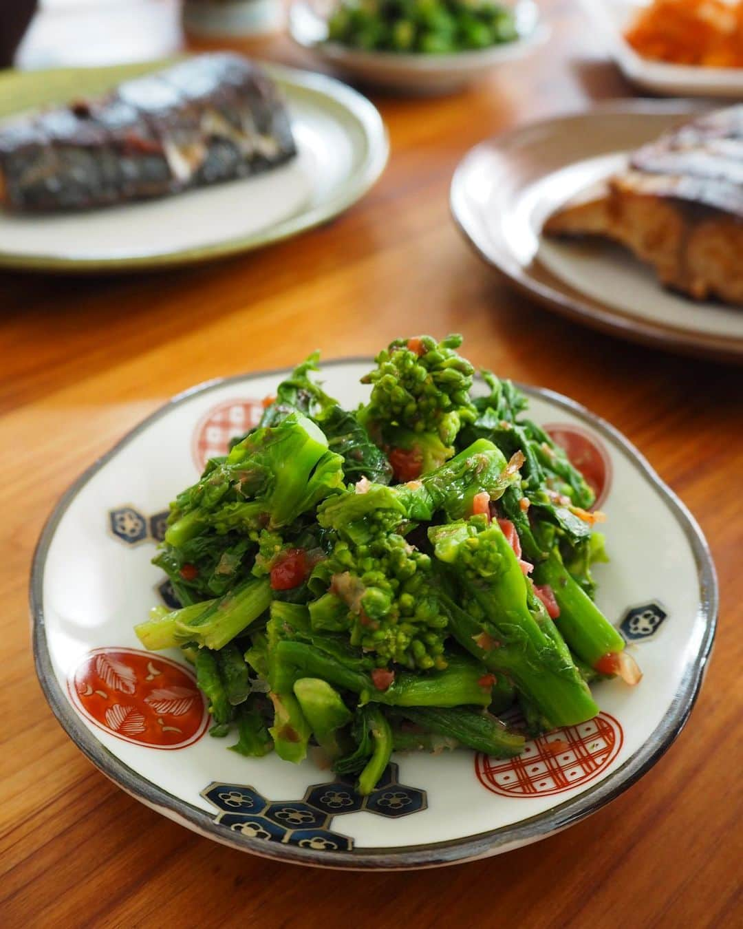 吉野千穂のインスタグラム：「千穂飯レシピ🌿 『菜の花の梅おかかあえ』  今日のお昼は焼き魚にしたので 菜の花に梅干しとかつお節をあえて副菜に。 夏に作った梅干しの最後のひとつを使っちゃいました😊 おいしかった…☺️ (魚は👨🏻‍🦱がサバをフライパンで焼いてくれました♪) * * 2人分/10分 難易度★⭐︎⭐︎  材料🌱 菜の花　1束(200g) 梅干し　1個 かつお節　1袋(4g)  ごま油　小さじ1 ポン酢　大さじ1/2  ①菜の花をゆでる 鍋にたっぷりの湯をわかし、菜の花を入れて1分〜1分30秒ゆでる。水にさらして水気をしぼる。  ②切る 菜の花は2cm幅に切る。 梅干しは種を取り除いてたたく。  ③あえる ボウルにごま油、ポン酢、梅干しを入れて混ぜ、菜の花、かつお節を加えてあえる。 * * #菜の花#菜の花レシピ#梅肉#梅肉あえ#梅干し#おかか#おかかあえ#副菜#簡単副菜#簡単レシピ#作り置き#作り置きレシピ#常備菜#千穂飯#管理栄養士ごはん#管理栄養士#吉野千穂#おうちごはん#毎日ごはん#朝ごはん#お昼ごはん#晩ごはん#今日のごはん#おうち居酒屋#おつまみ#おつまみレシピ#フードスタイリスト」