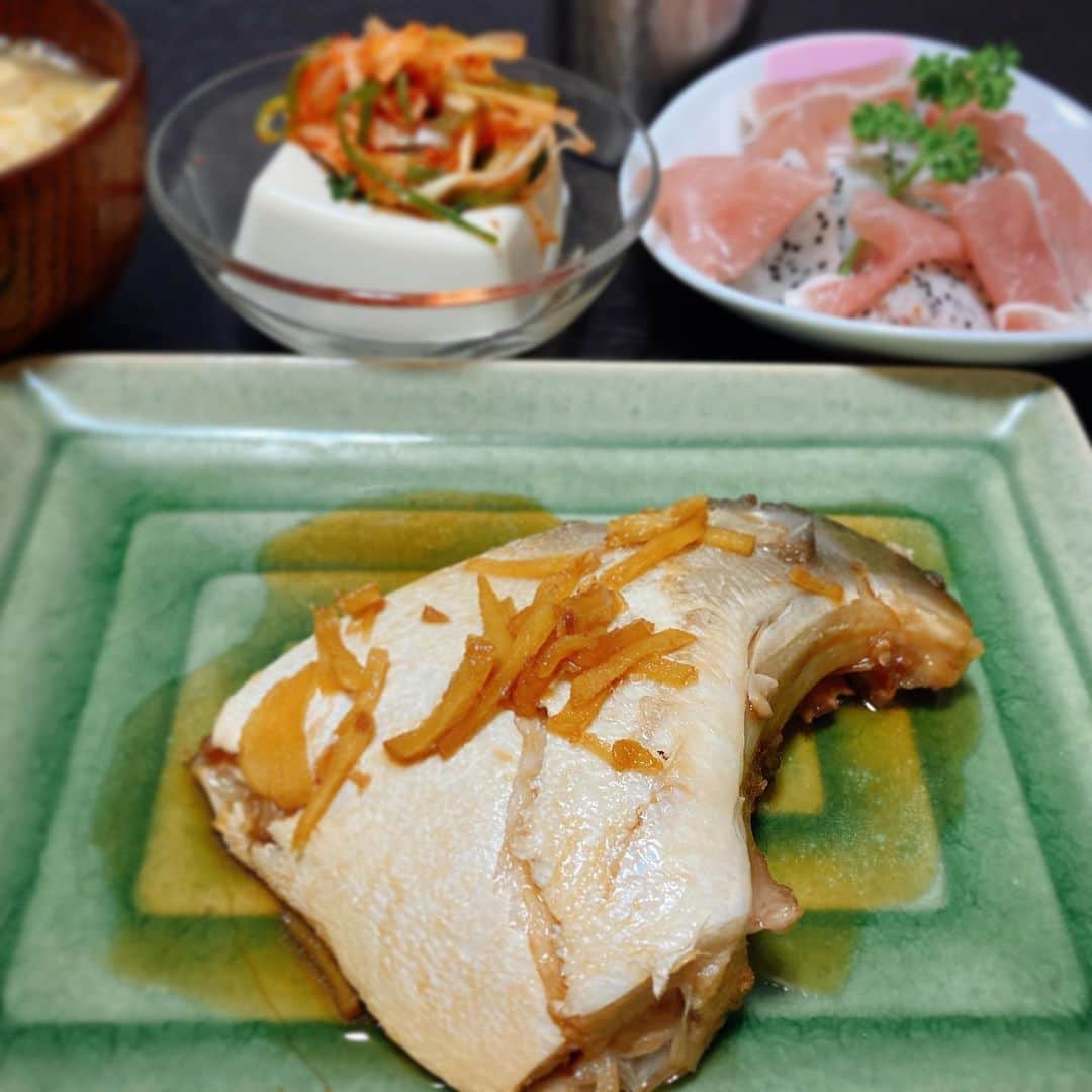 田井弘子さんのインスタグラム写真 - (田井弘子Instagram)「たまには 魚も！ #ブリカマの煮付け   お安くゲット！ めっちゃ脂乗ってます☆  #フライパン調理」1月27日 21時15分 - hirokotai