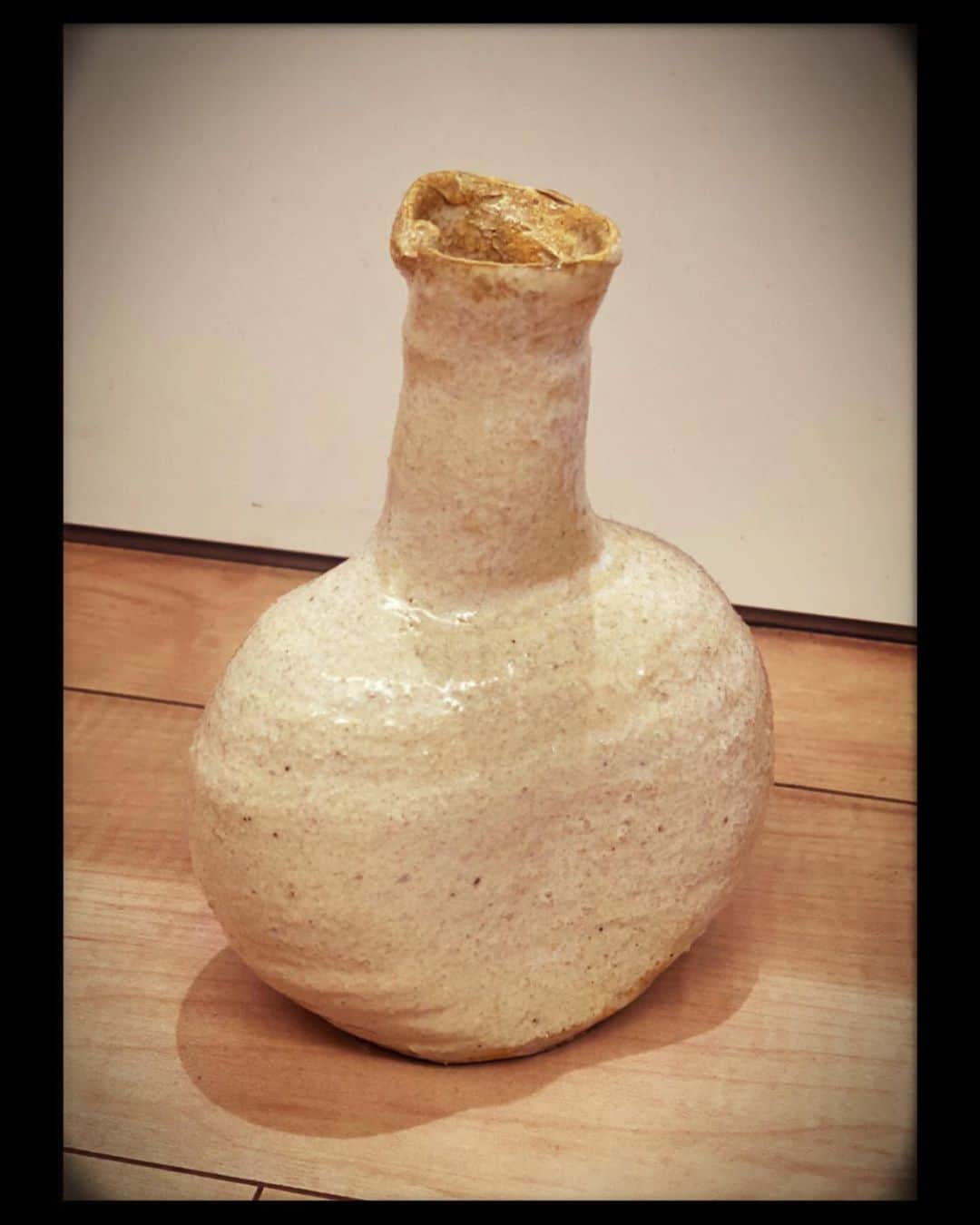 滝沢沙織さんのインスタグラム写真 - (滝沢沙織Instagram)「私が以前、プレバトの番組で出演した時に陶芸で作った花瓶✨ 自分なりの感覚で作った作品だが、黄金比と高く評価されてとっても嬉しかったなぁ〜😆がっ‼️しかし。。。この花瓶、下からジワリジワリと水が漏れる。ちーーん。。 ので〜、インテリアの一部となっとります（笑） #滝沢沙織 #プレバト #高評価 #黄金比 #花瓶 #残念だが #水漏れ注意  #陶芸 #陶芸が好き  #インテリア」1月27日 21時14分 - saori_takizawa.official