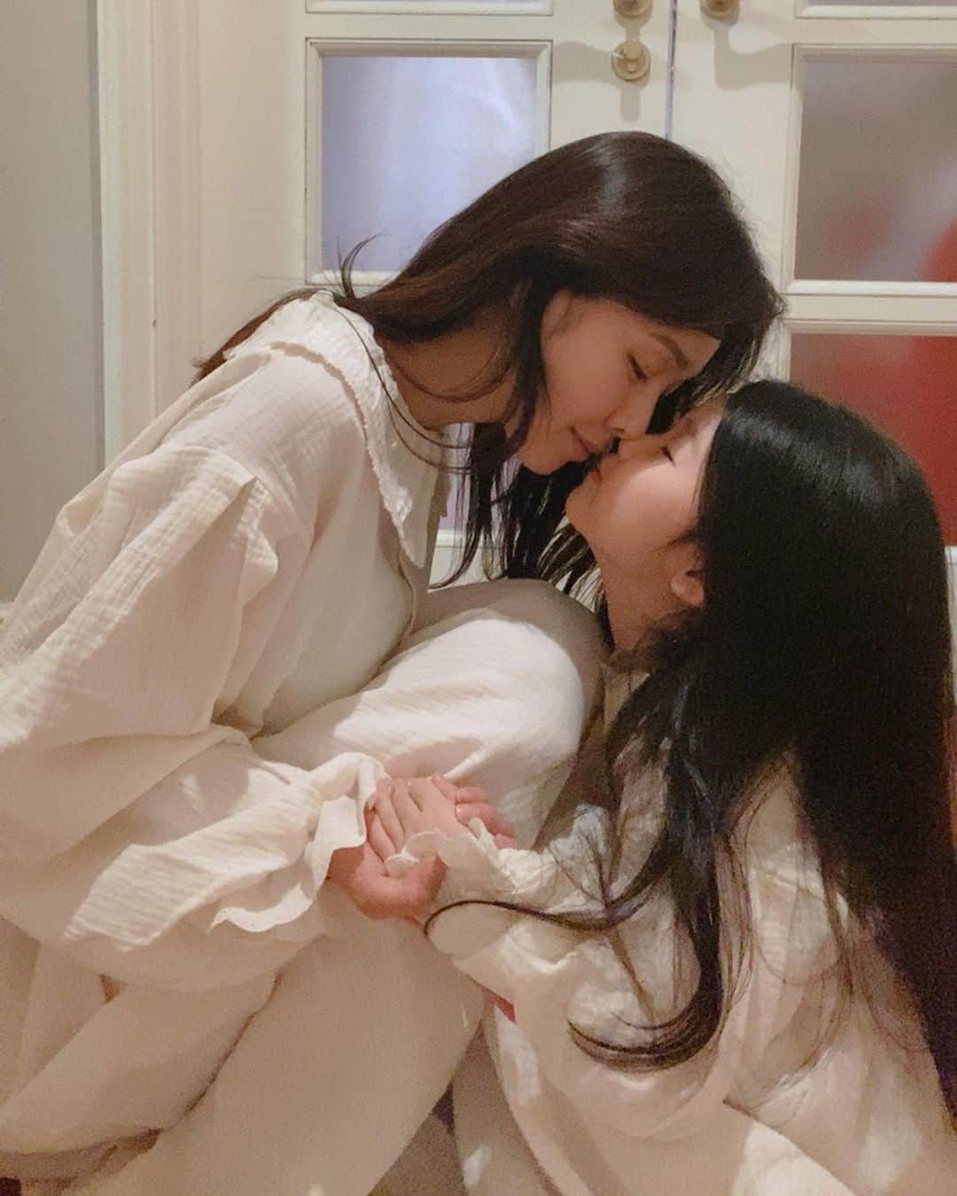 パク・タミのインスタグラム：「- 지난주, 폴라탐 디자이너로 있던 친구에게 연락이 왔어요. 떠난지 3년이 되어가네요. 벌써. .  너무 일도 잘하고, 부지런하고, 책임감도 강해서, 헤어지기 싫었는데, 디자이너 공부를 더 하고싶단말에  #어떻게잡아요꿈을말하는데 #꿈을꾸고목적이분명한게예쁘고기특했어요그냥  그 친구 언니도 아동복 디자이너예요. 언니가 홈웨어를 디자인했는데, 코로나로 어디 가지도 못하니, 주하랑 커플 잠옷으로 스윗홈 하라고 보내줘서 커플사진 한컷했어요  #예쁜가요우리? ㅎㅎ #고마워지원아❤️」