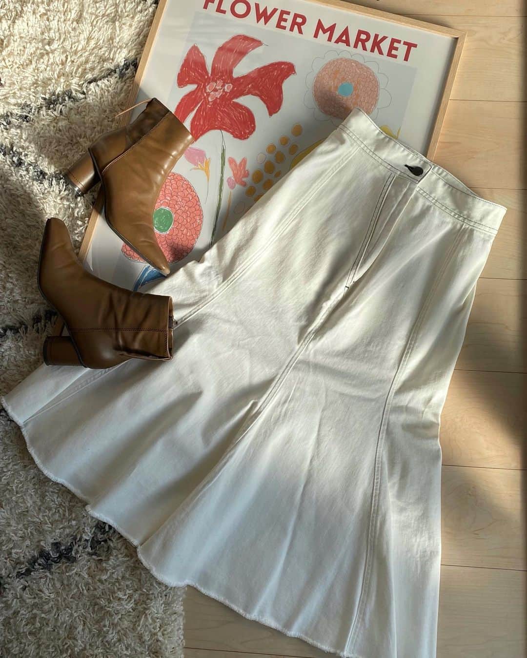 恵里花のインスタグラム：「楽しみにしていた @ezick.official さんの﻿ デニムマーメイドスカートが届きました🦢🌷﻿ ﻿ 春夏にもってこいのホワイトをチョイス🤍﻿ 今からどんなコーデを組もうか﻿ 考えるだけでワクワクしちゃうな〜😙💭💫﻿ ﻿ #Ezick#エジック﻿ #Ezicksnap﻿ #エジックスナップ」