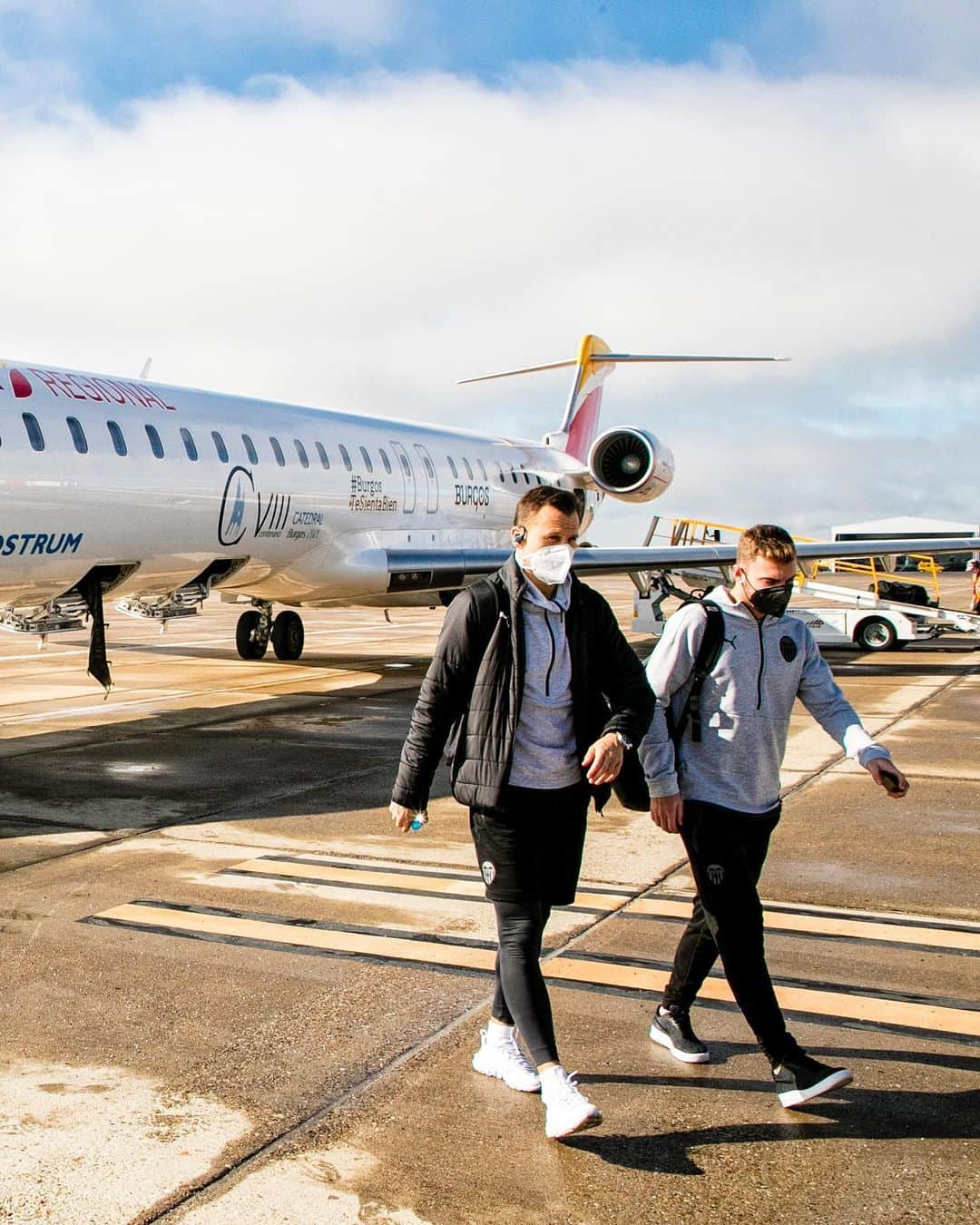 バレンシアCFさんのインスタグラム写真 - (バレンシアCFInstagram)「📍 The lads are in Seville 🦇  👋🏼 Recién aterrizamos en Sevilla y en poco menos de 6️⃣ horas arranca el partido de #CopadelRey contra el @sevillafc en el Sánchez-Pizjuán 🏆  #SevillaVCF #VCF #AMUNTValencia」1月27日 21時09分 - valenciacf